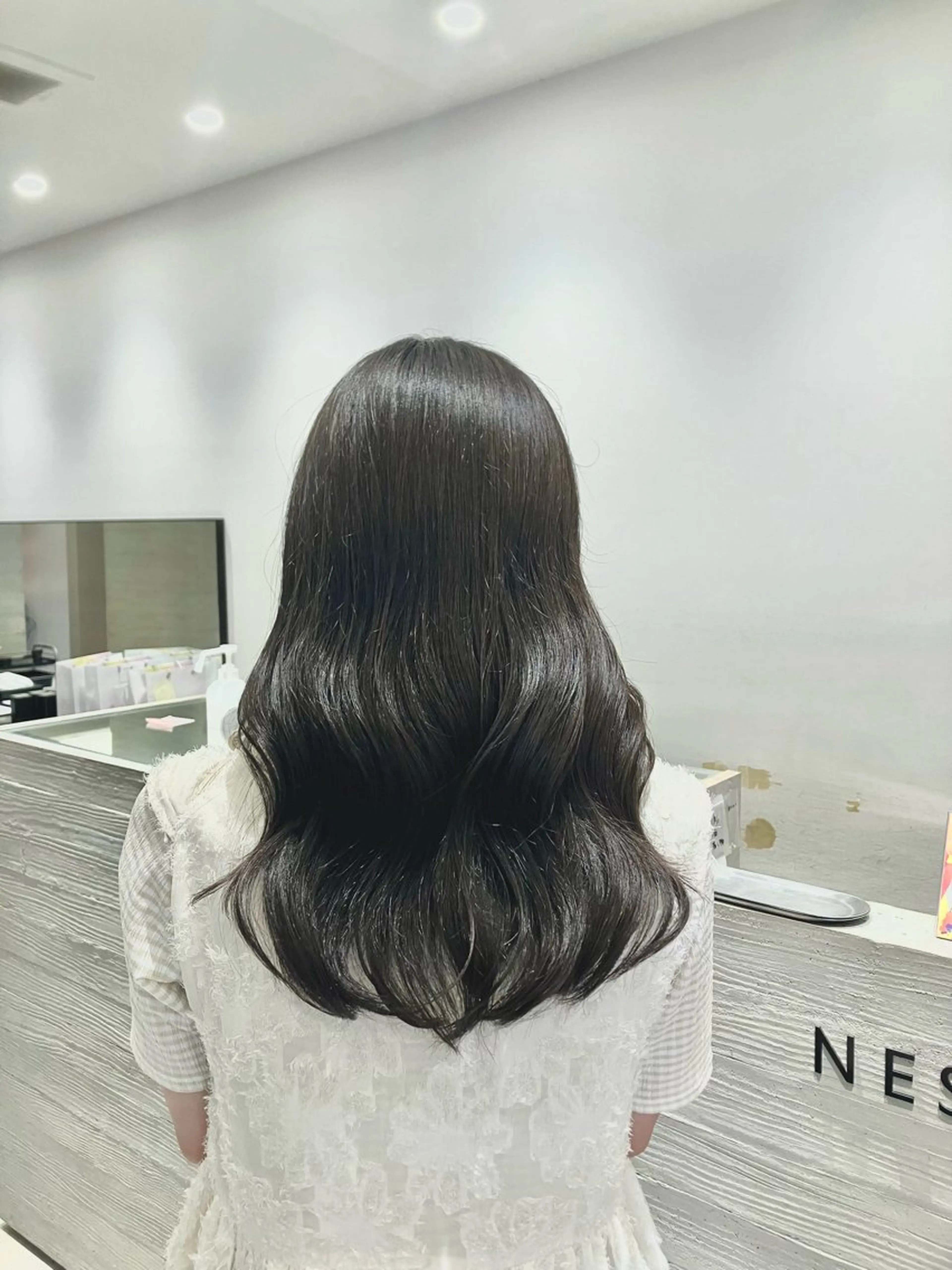 ロング カラー グレージュ オリーブグレージュ オリーブグレー レイヤーカット サキ🤍ハイトーン 🩰くびれ巻きヘアのヘアスタイル