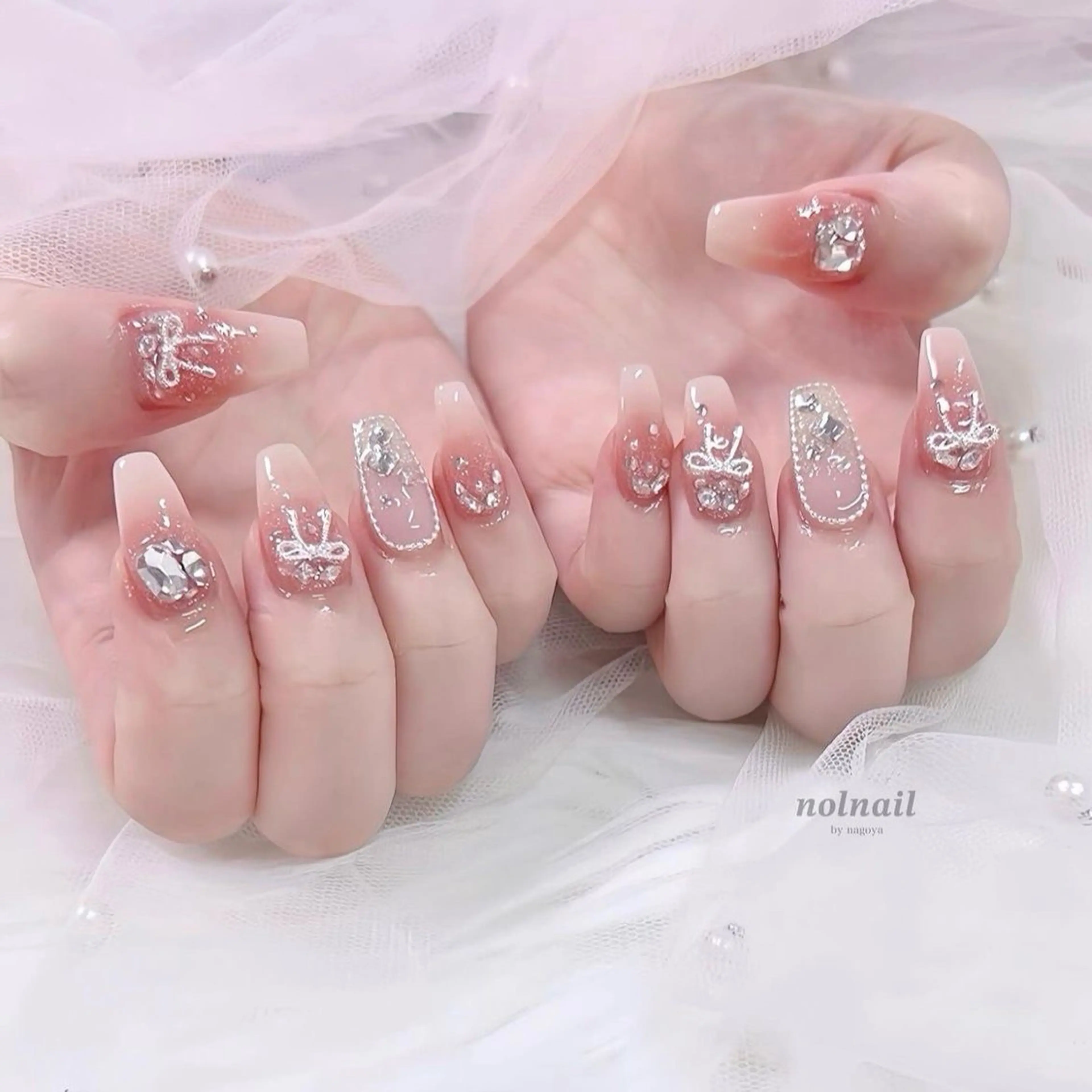ネイル マグネットネイル ピンク ネイルチップ 冬ネイル クリスマス ハンドネイル Lee Nailsのネイルデザイン
