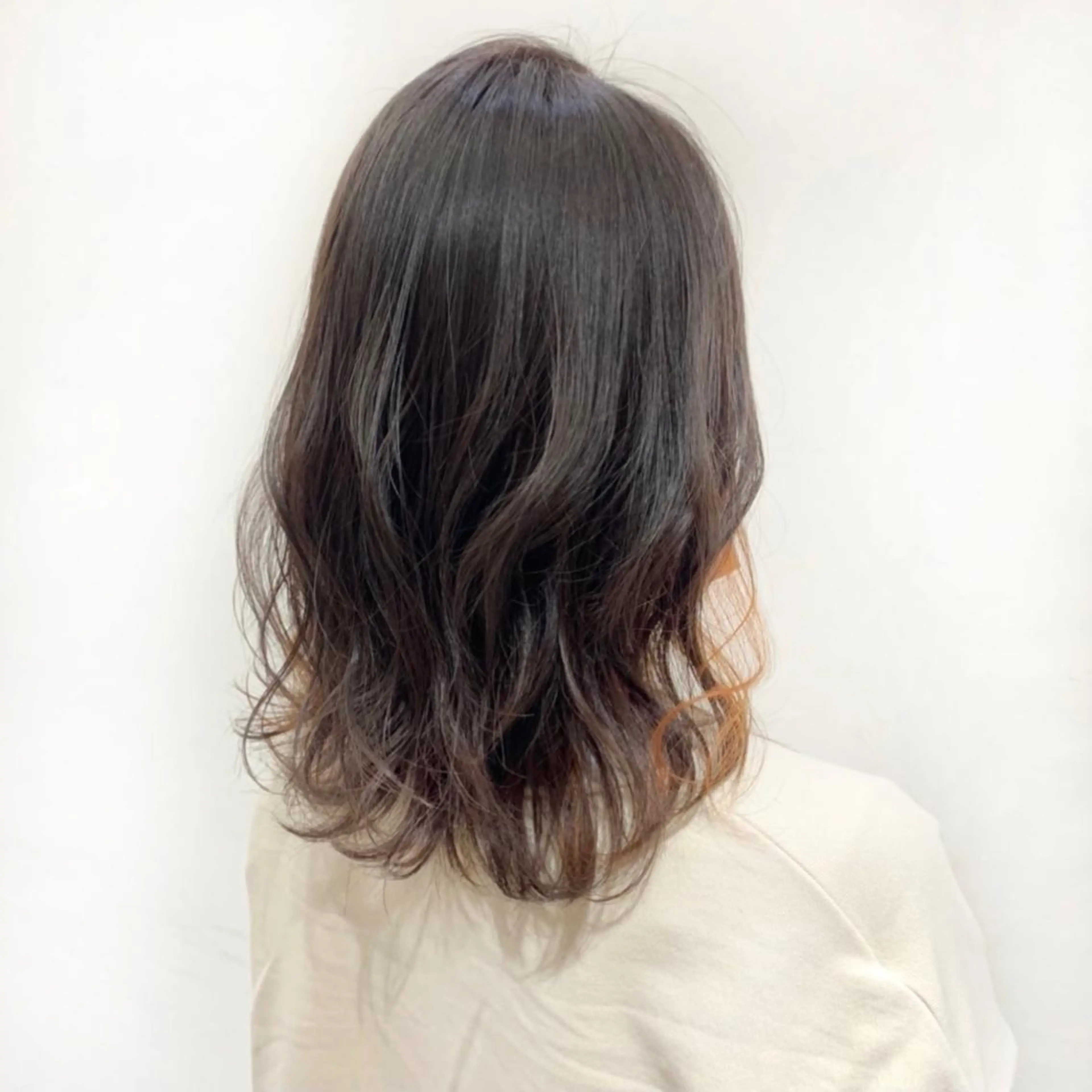 ミディアム カラー イヤリングカラー インナーカラー オレンジ ヘアカラー トリートメント 農添 杏のヘアスタイル