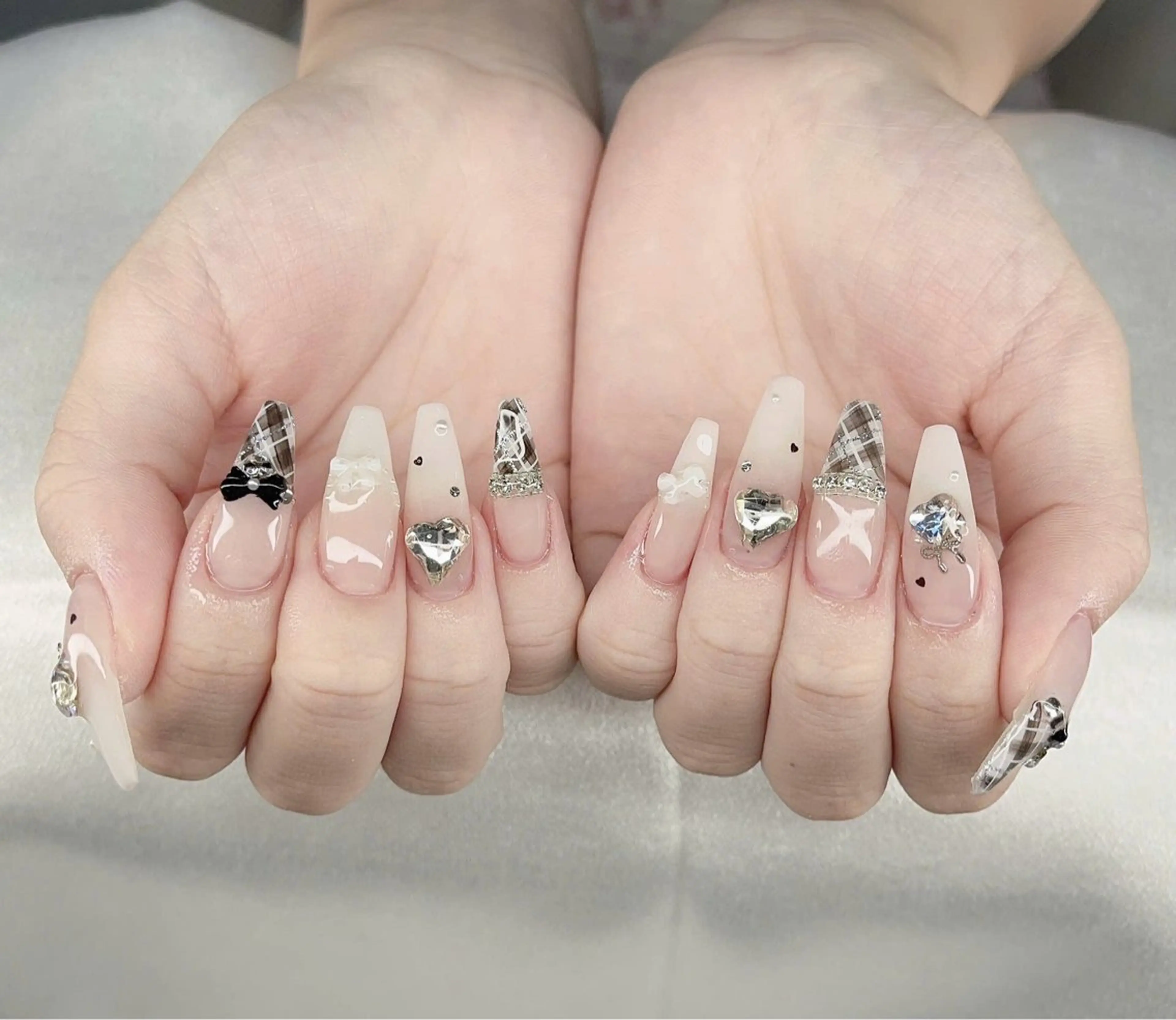 ネイル アニマル柄 オーロラネイル チークネイル フラッシュネイル ジェルネイル Lyna 池袋のネイルデザイン