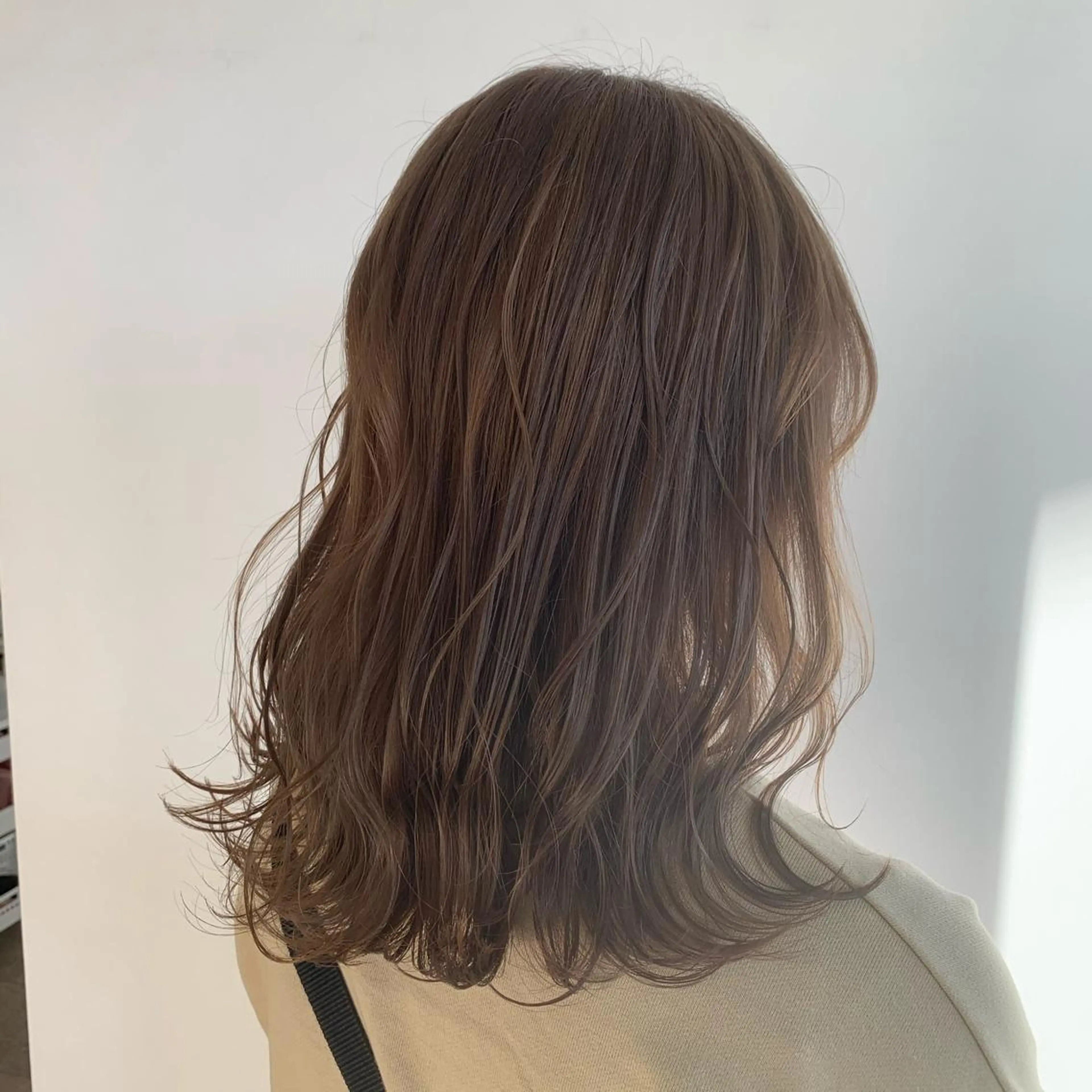 ミディアム カラー ベージュカラー ブリーチ ミルクティーベージュ 早稲田/ショート/ 髪質改善/艶カラーのヘアスタイル