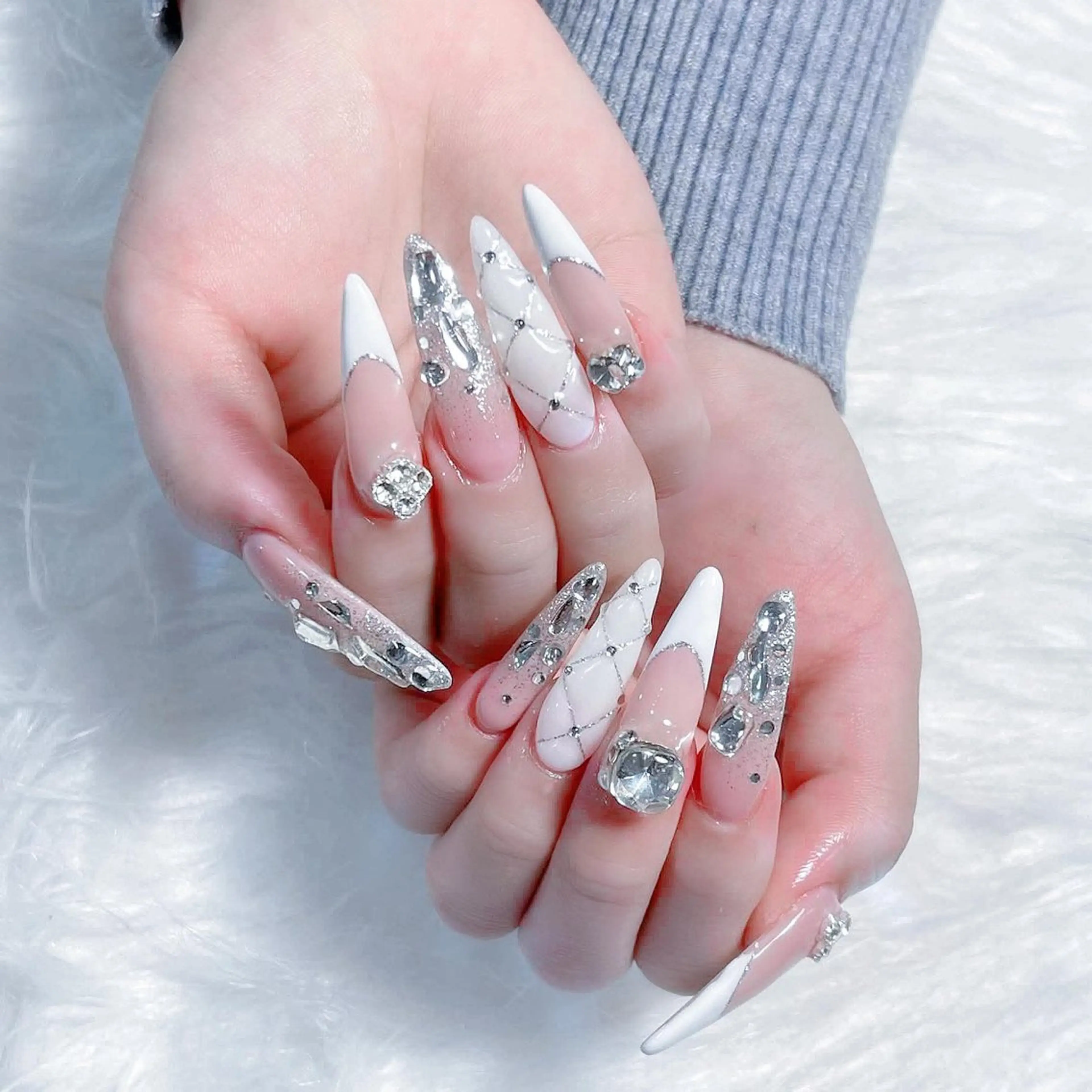 ネイル 長さ出し フレンチネイル グラデーション キラキラネイル 韓国ネイル ハンドネイル Hana Nail Salonのネイルデザイン