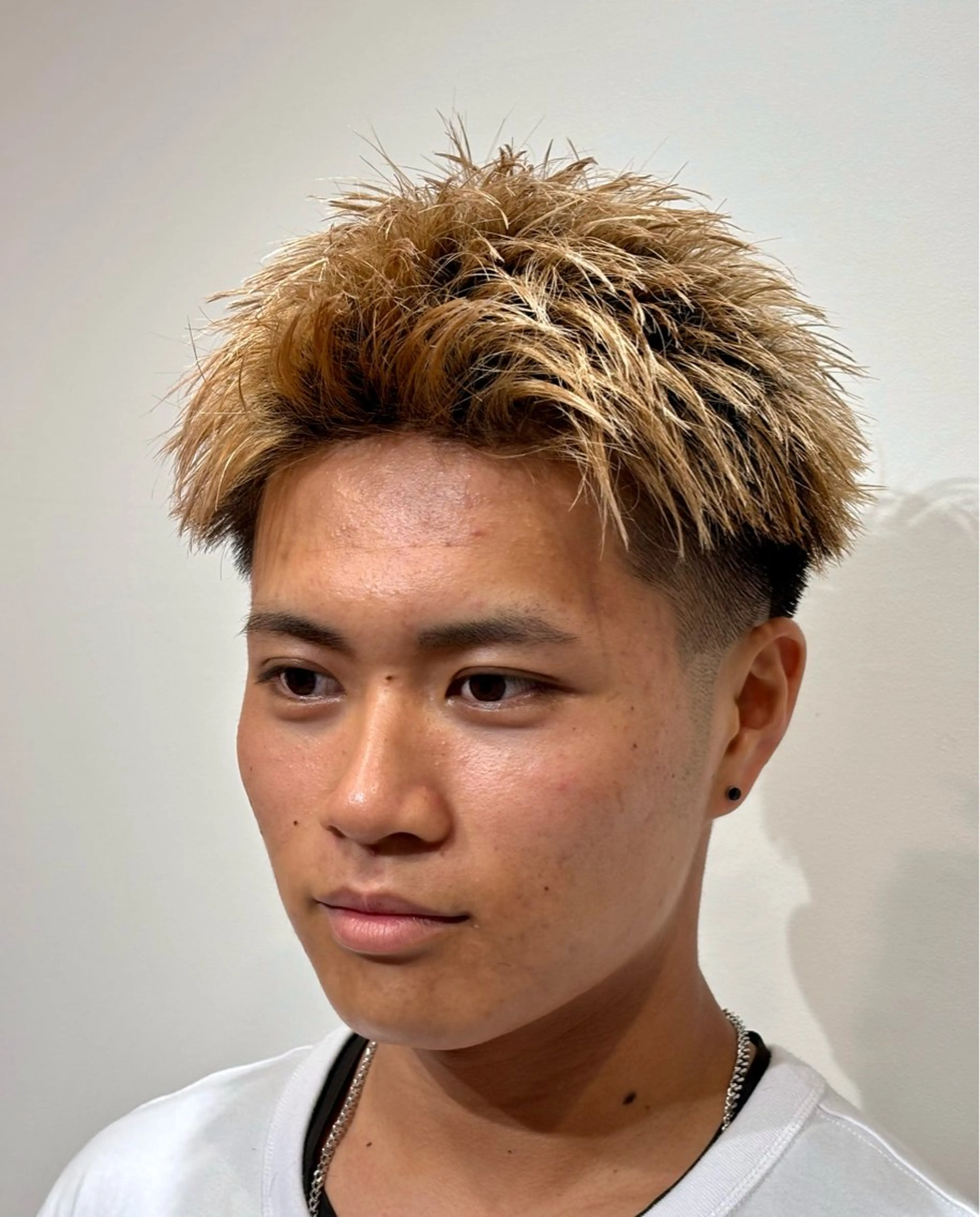 ショート カラー メンズ アップバング メンズハイトーン メンズショート ハイトーンカラー ショートヘア カット ヘアカラー トリートメント 【店長】メンズ職人 短髪　ハイトーン🔥のヘアスタイル