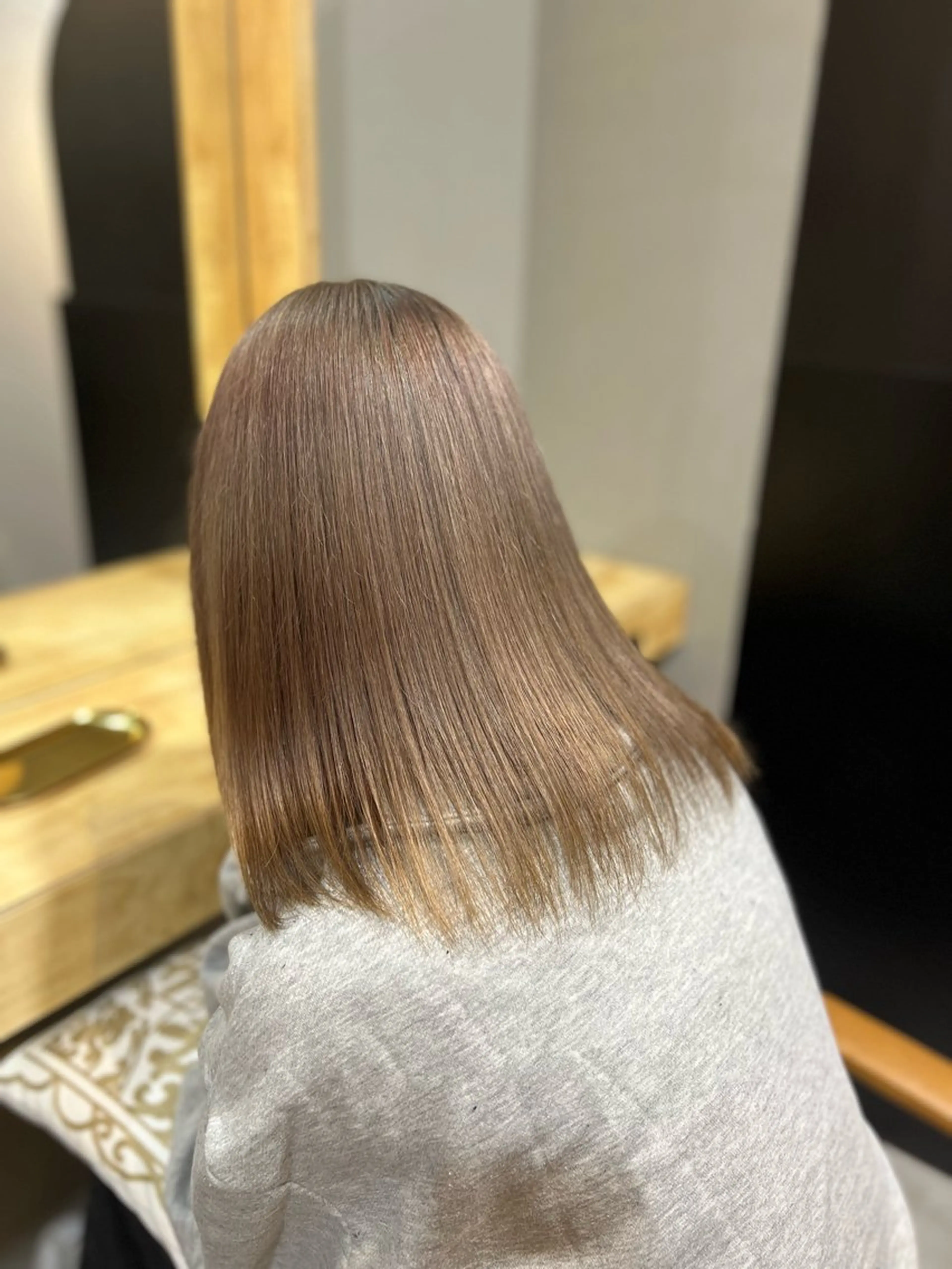 ミディアム カラー ベージュカラー ブリーチ ミルクティーベージュ 神戸ボブ✂️ ioe三宮/田 伸佳のヘアスタイル