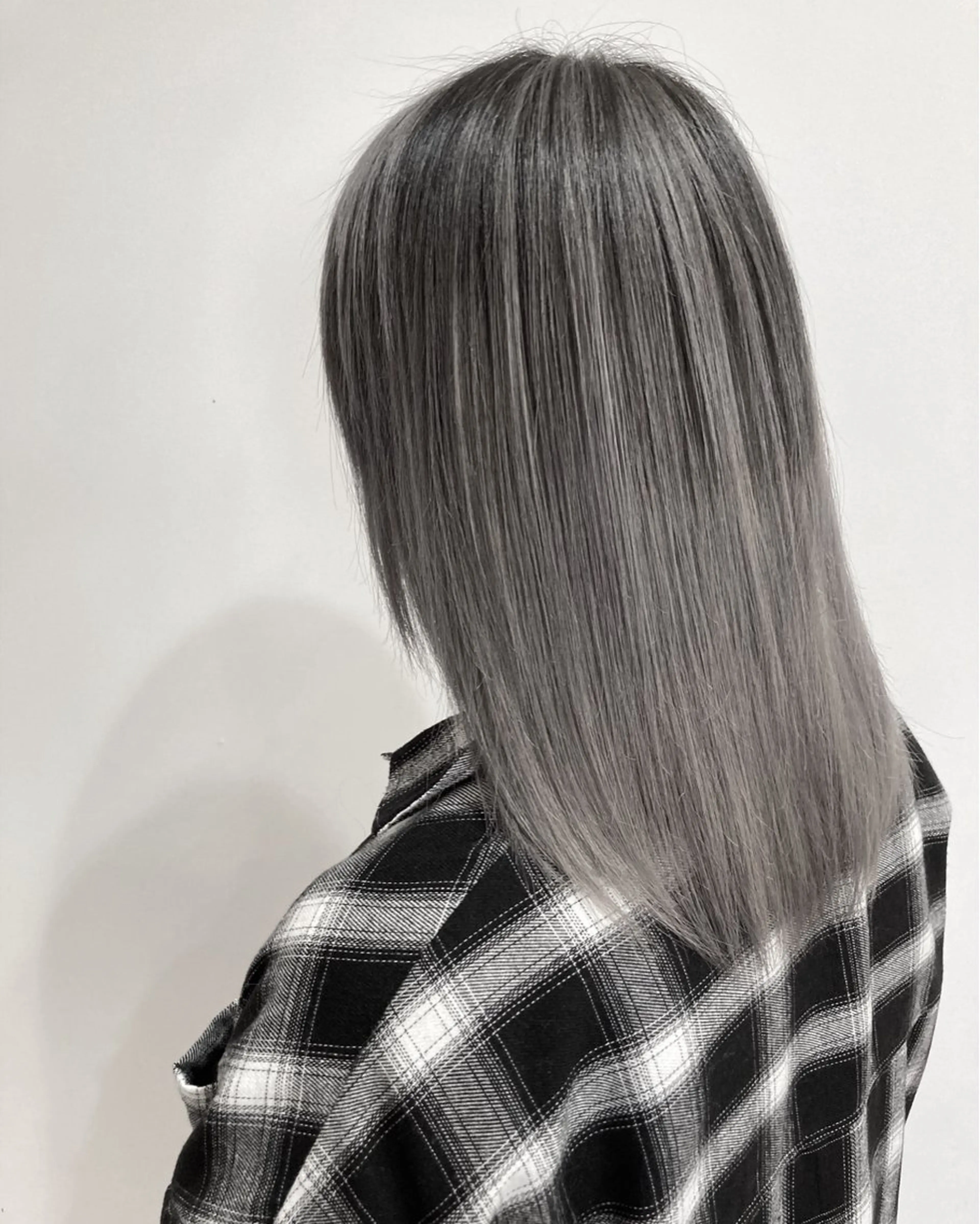 ミディアム カラー バレイヤージュ 黒髪 シルバー レイヤーカット 山本 将史のヘアスタイル