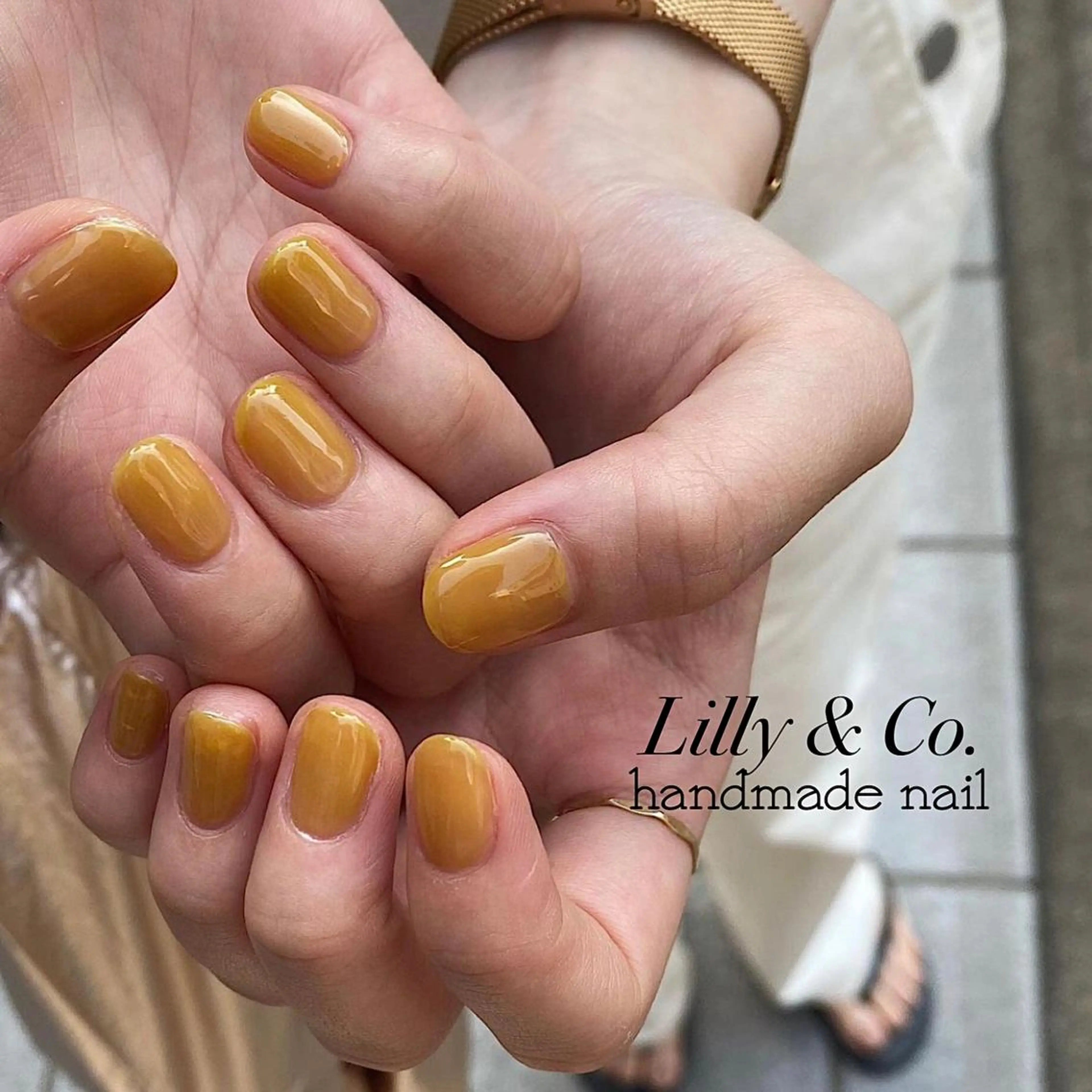 ショート ネイル イエローカラー トリートメント ワンカラーネイル 黄色 ハンドネイル ハンドケア Lilly Co.のネイルデザイン