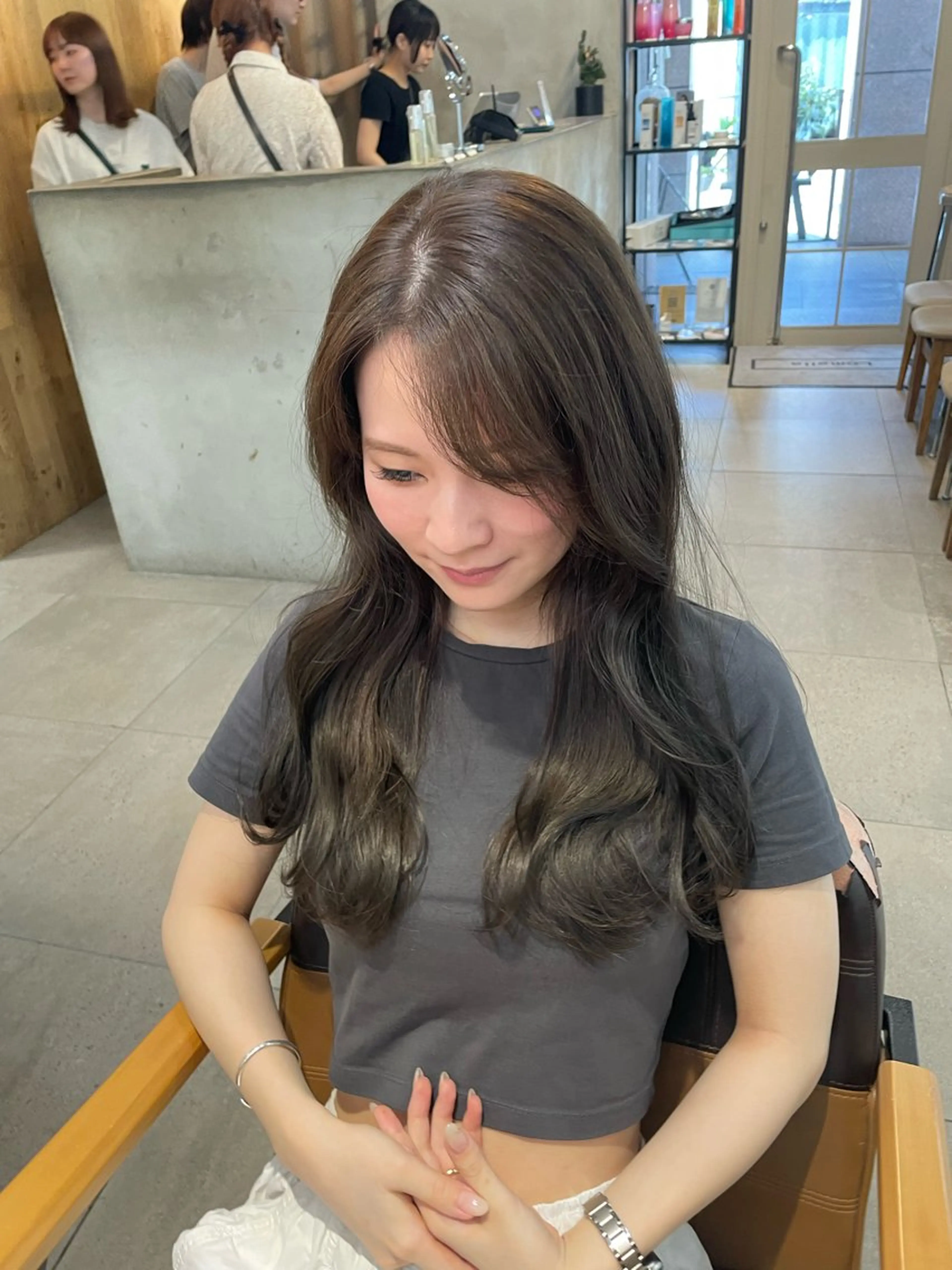 ロング カラー ミルクティー× グレージュMOMOのヘアスタイル