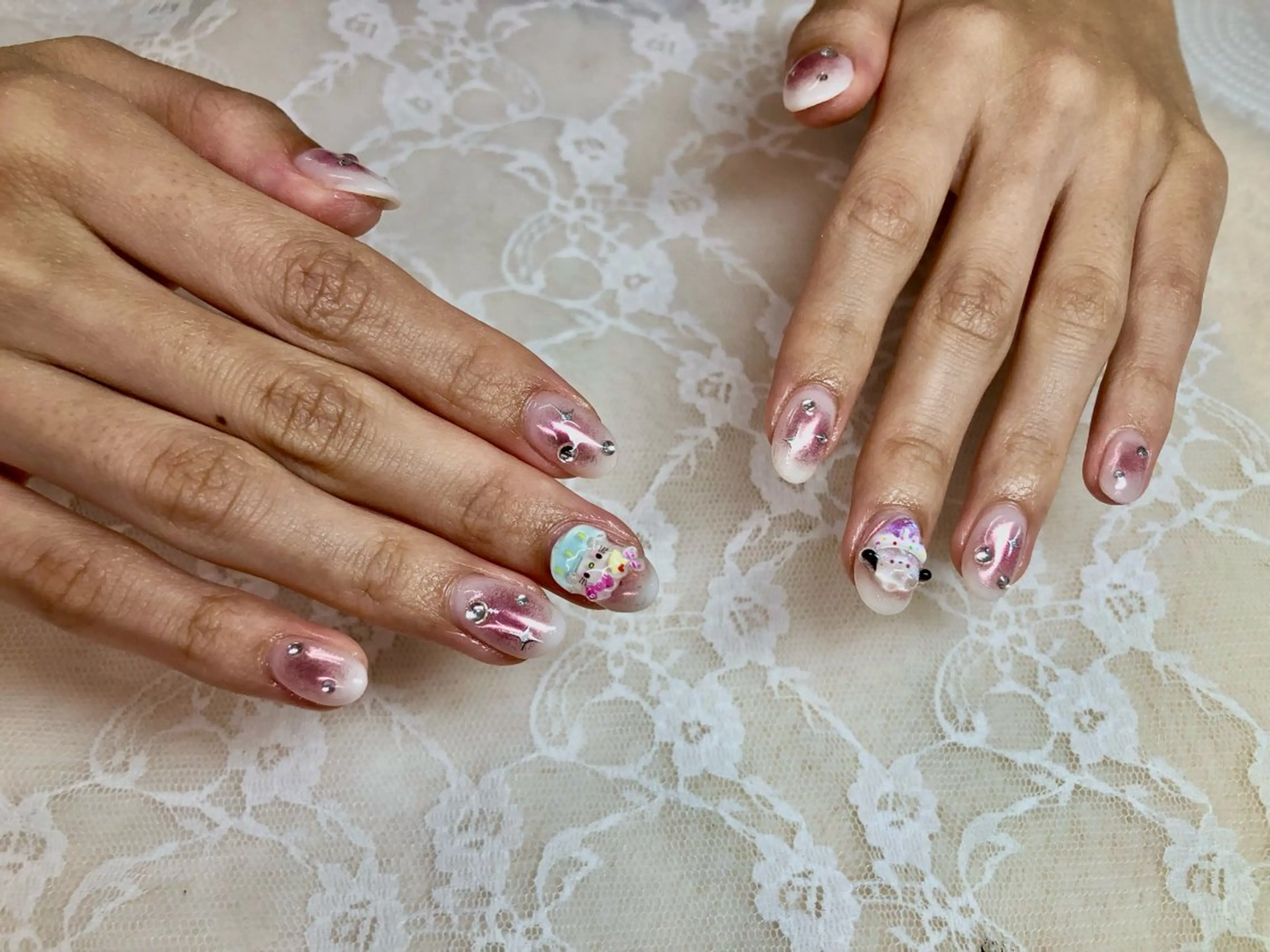 ネイル チークネイル ミラーネイル ピンク ストーンネイル ワンホンネイル ハンドネイル ハンドケア Epokku ネイルサロンのネイルデザイン