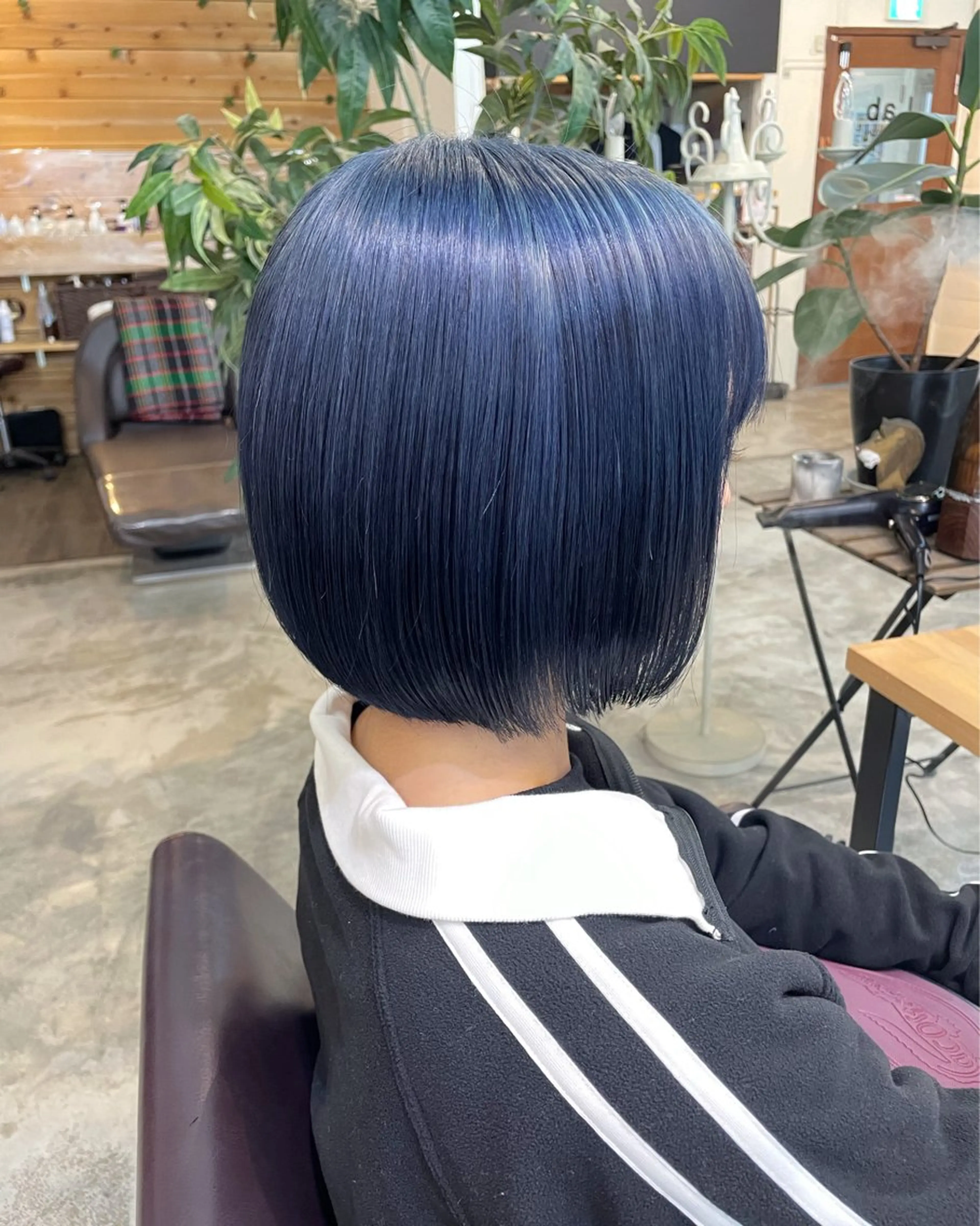 ショート カラー ブリーチ ブルーカラー ネイビーカラー 艶カラー｜透明感 カラー｜レイヤーのヘアスタイル