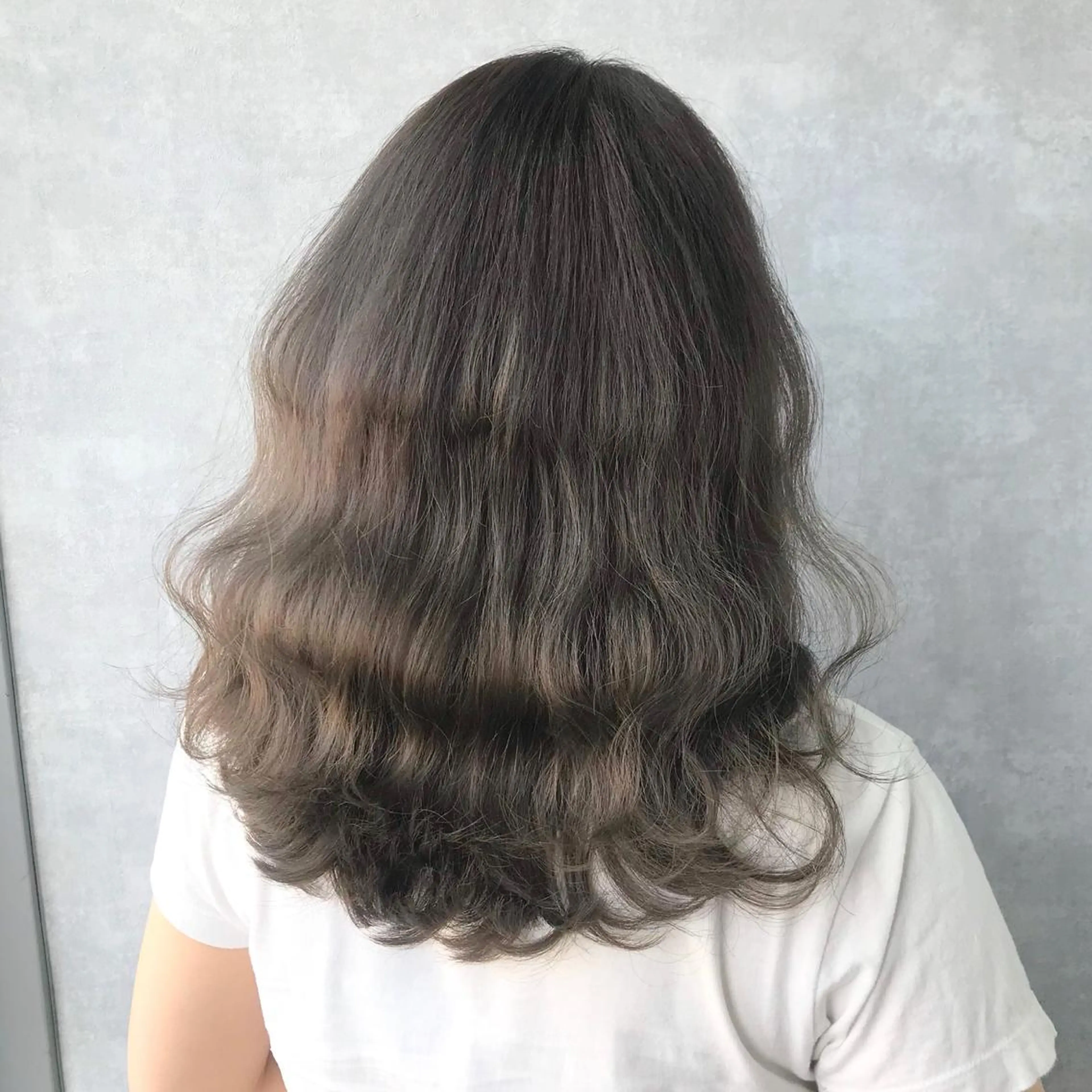 ミディアム カラー アッシュ アッシュグレー ベージュカラー ブリーチ タンバルモリ サロウィン所属・K-POP好き美容師 🇰🇷Kai.Yのヘアスタイル