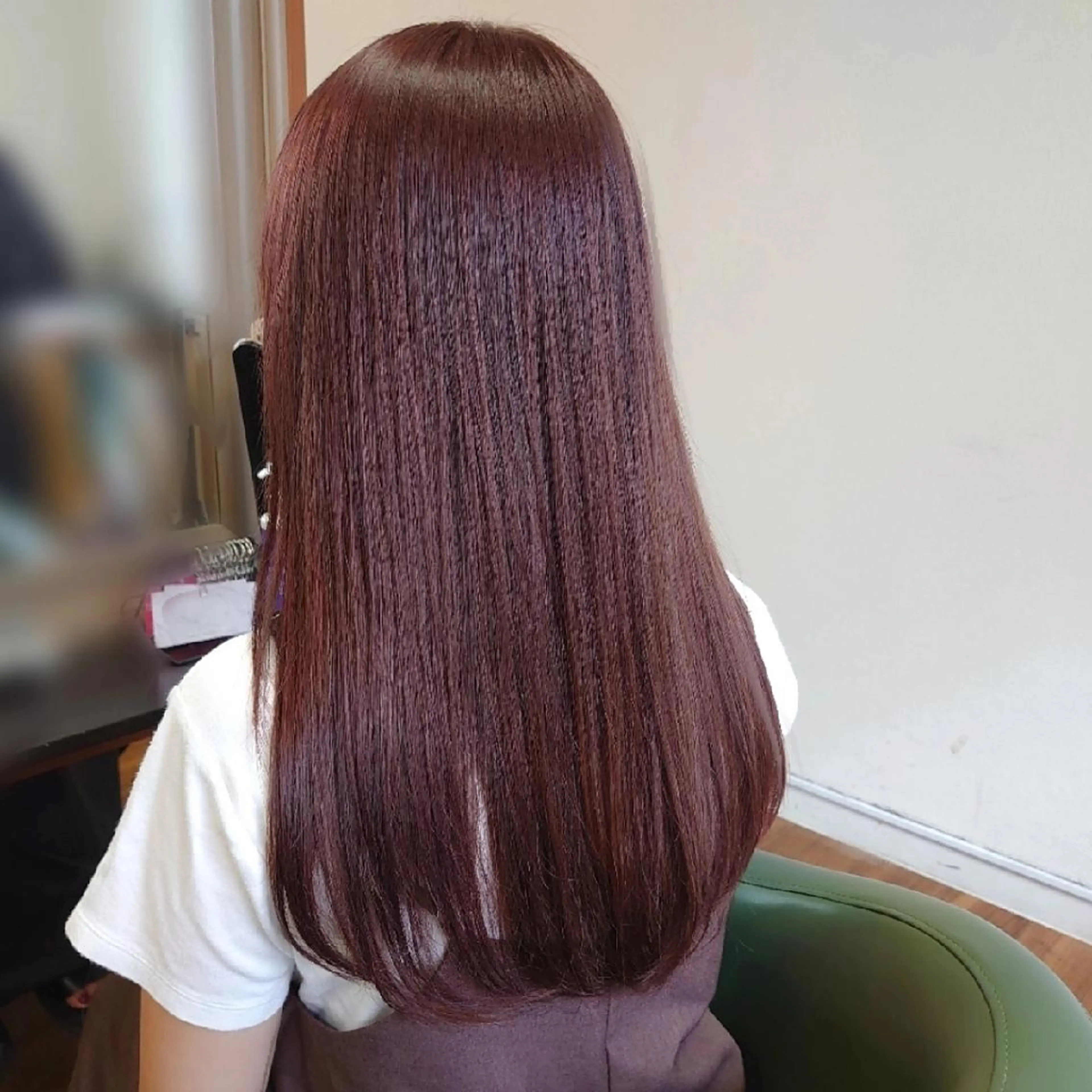 目の前で調合するオーダーメイドカラー、暖色系もOK&カスタマイズ美髪トリートメントの写真