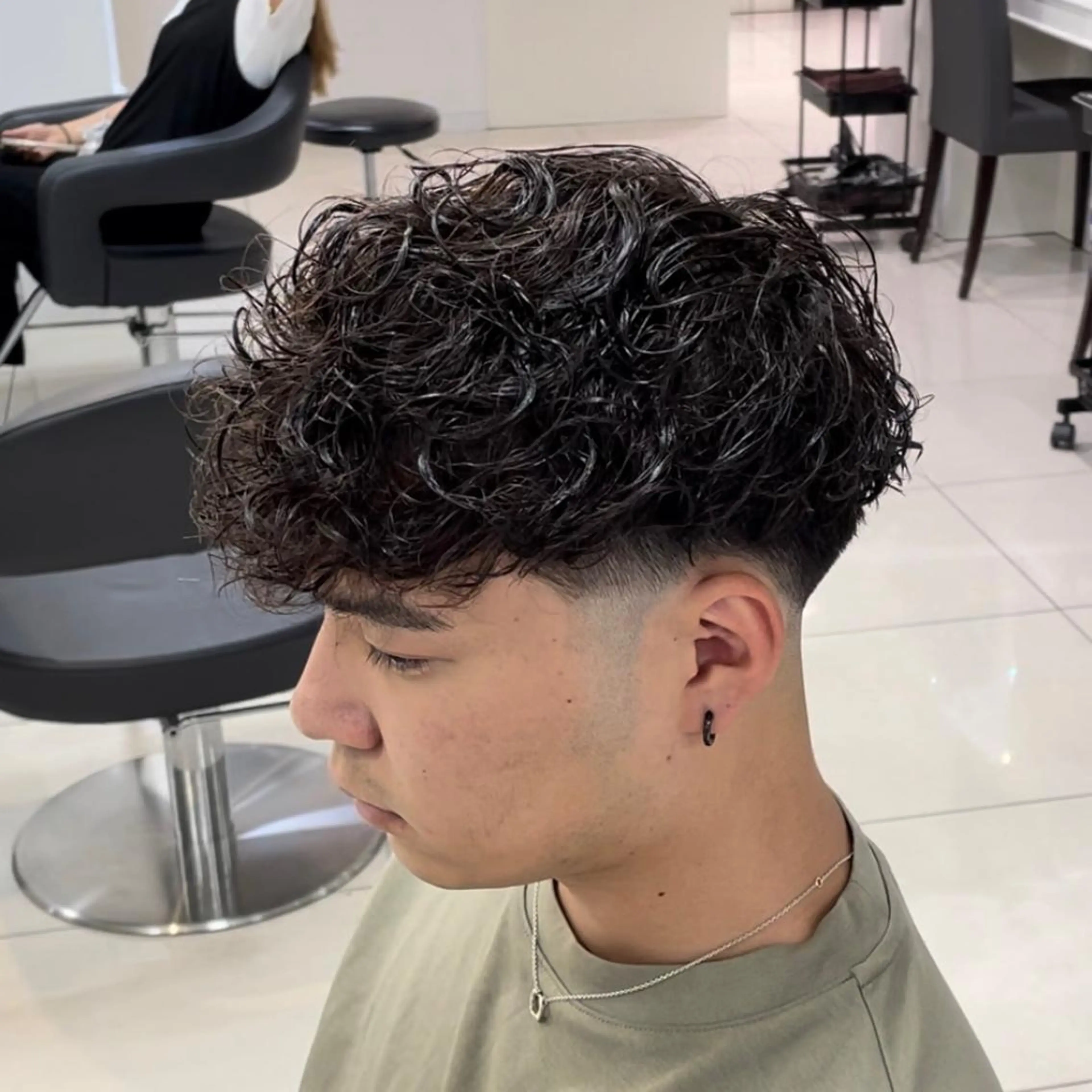 ショート パーマ メンズ フェードカット スペインカール カット パーマ トリートメント フェザーパーマ職人 🪶ryosukeのヘアスタイル