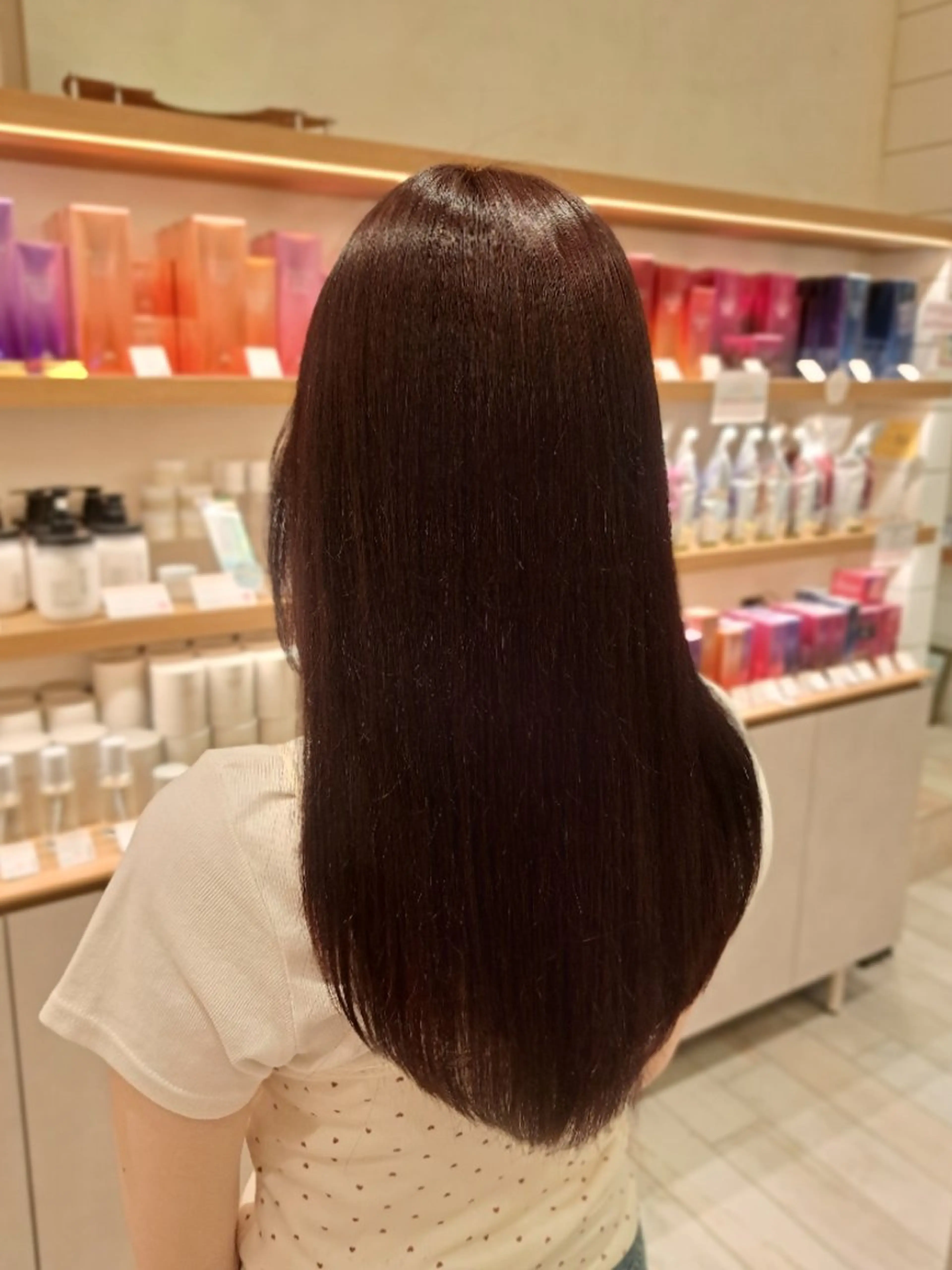 カラー セミロング レッドカラー カット ヘアカラー ＭＩＹＵ/透明感 渋谷/ベージュカラーのヘアスタイル