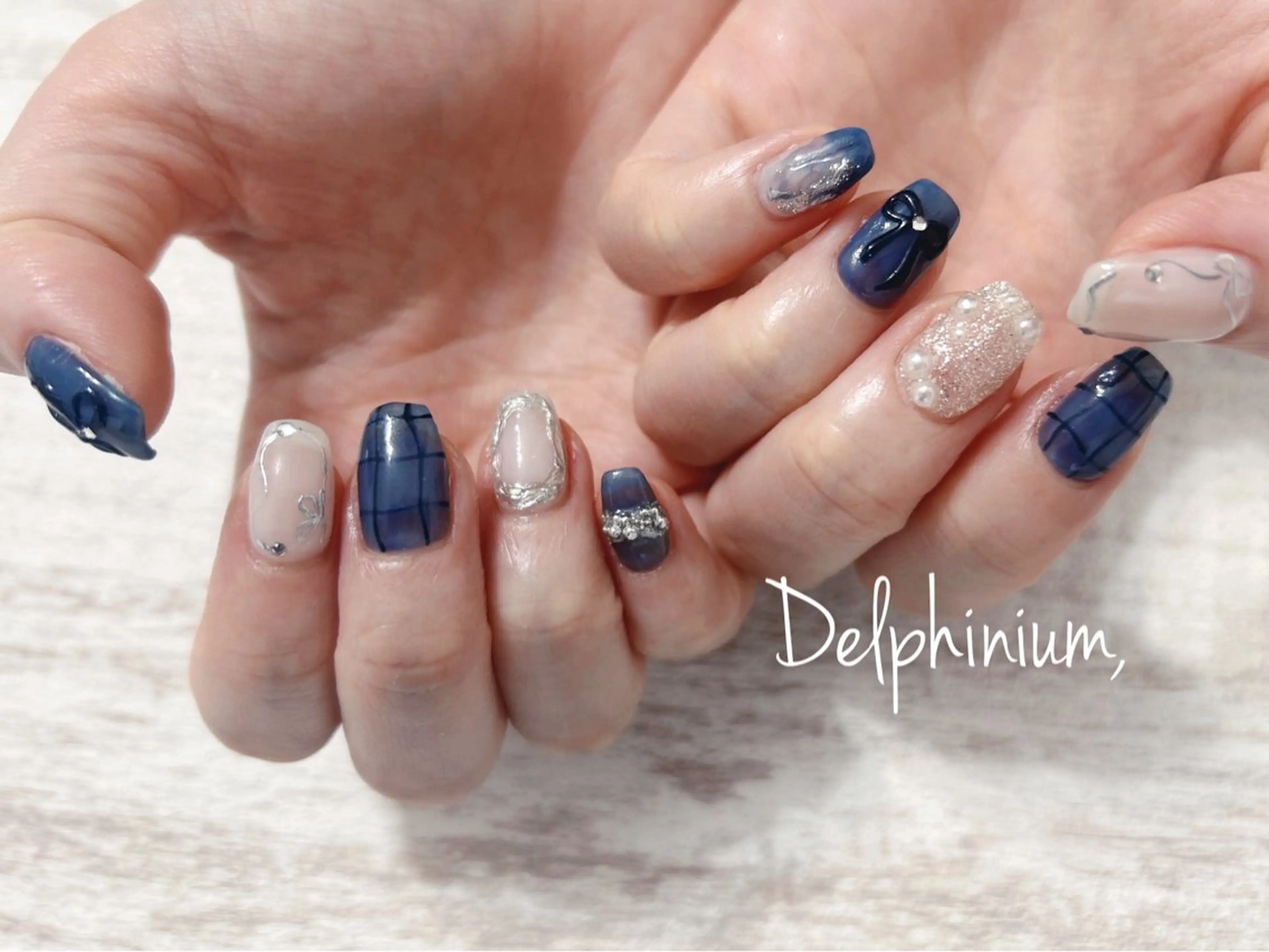 ネイル キラキラネイル ネイビー ニュアンスネイル リボン ハンドネイル 岡本 友恵のネイルデザイン