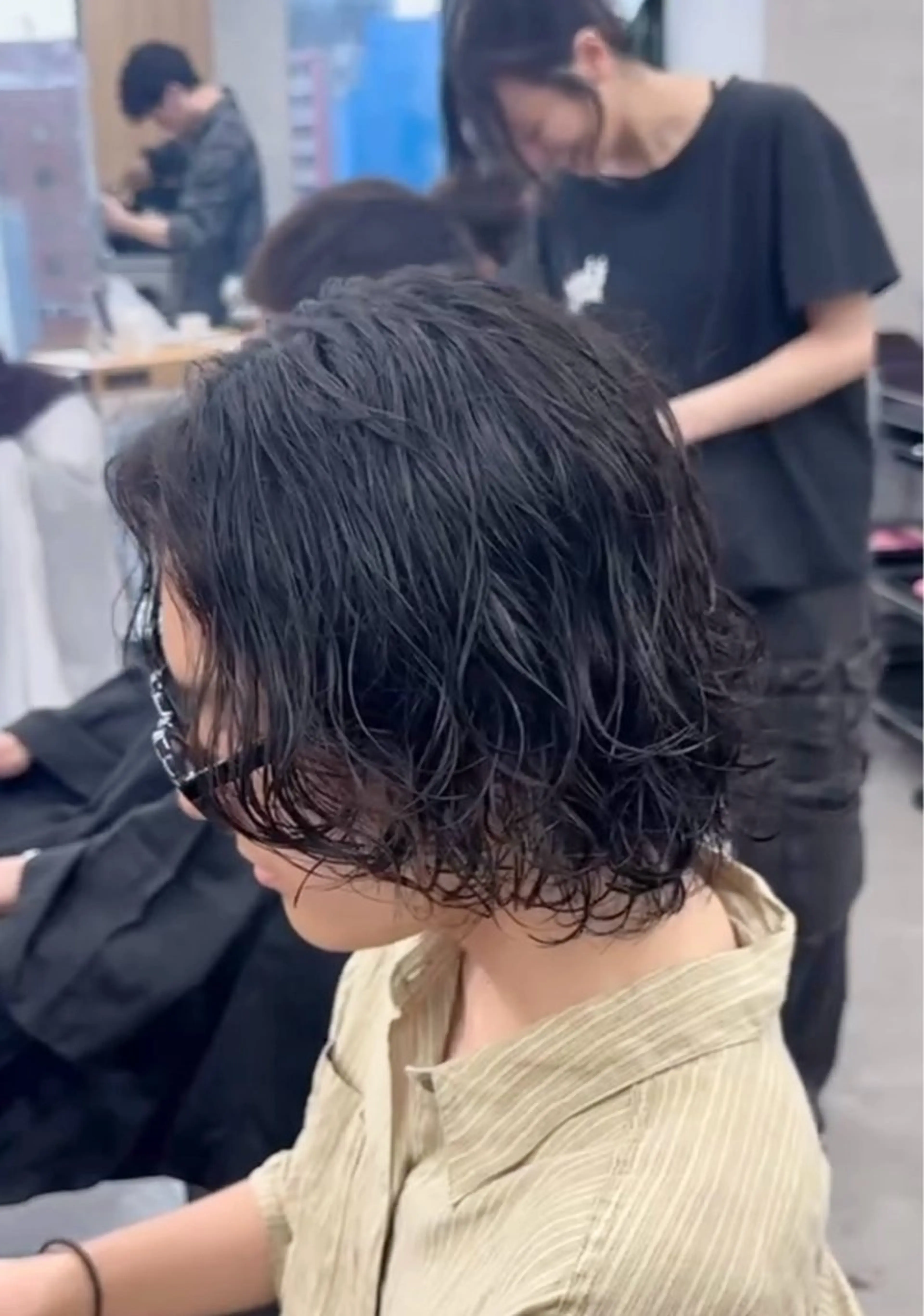 カラー パーマ メンズ センターパート フェザーパーマ メンズハイライト メンズメッシュ マッシュ 福井祥太／海外風 /プードルパーマのヘアスタイル
