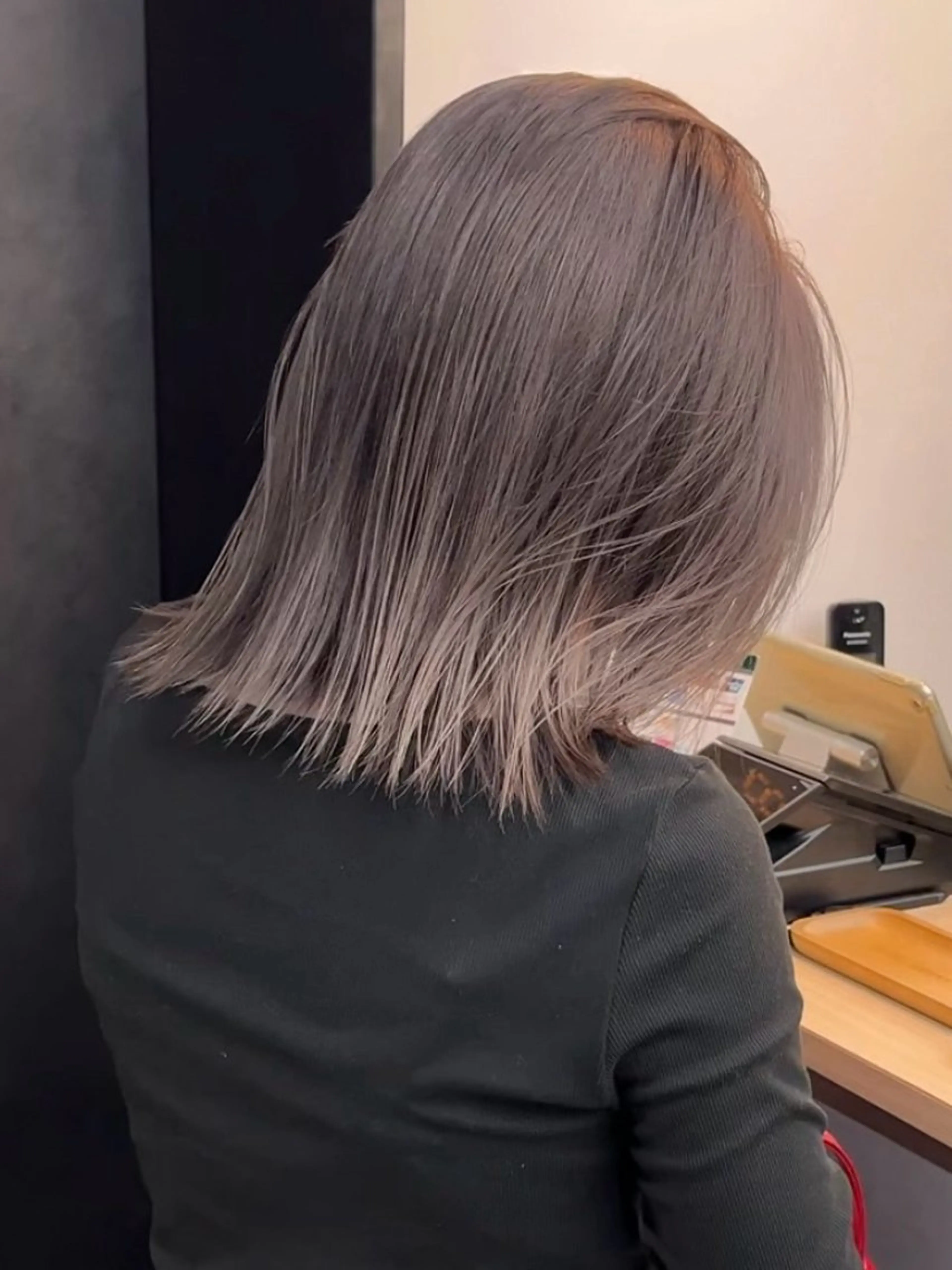 セミロング カラー ヘアカラー イツク ⚡️ ルーツ/ハイトーンのヘアスタイル