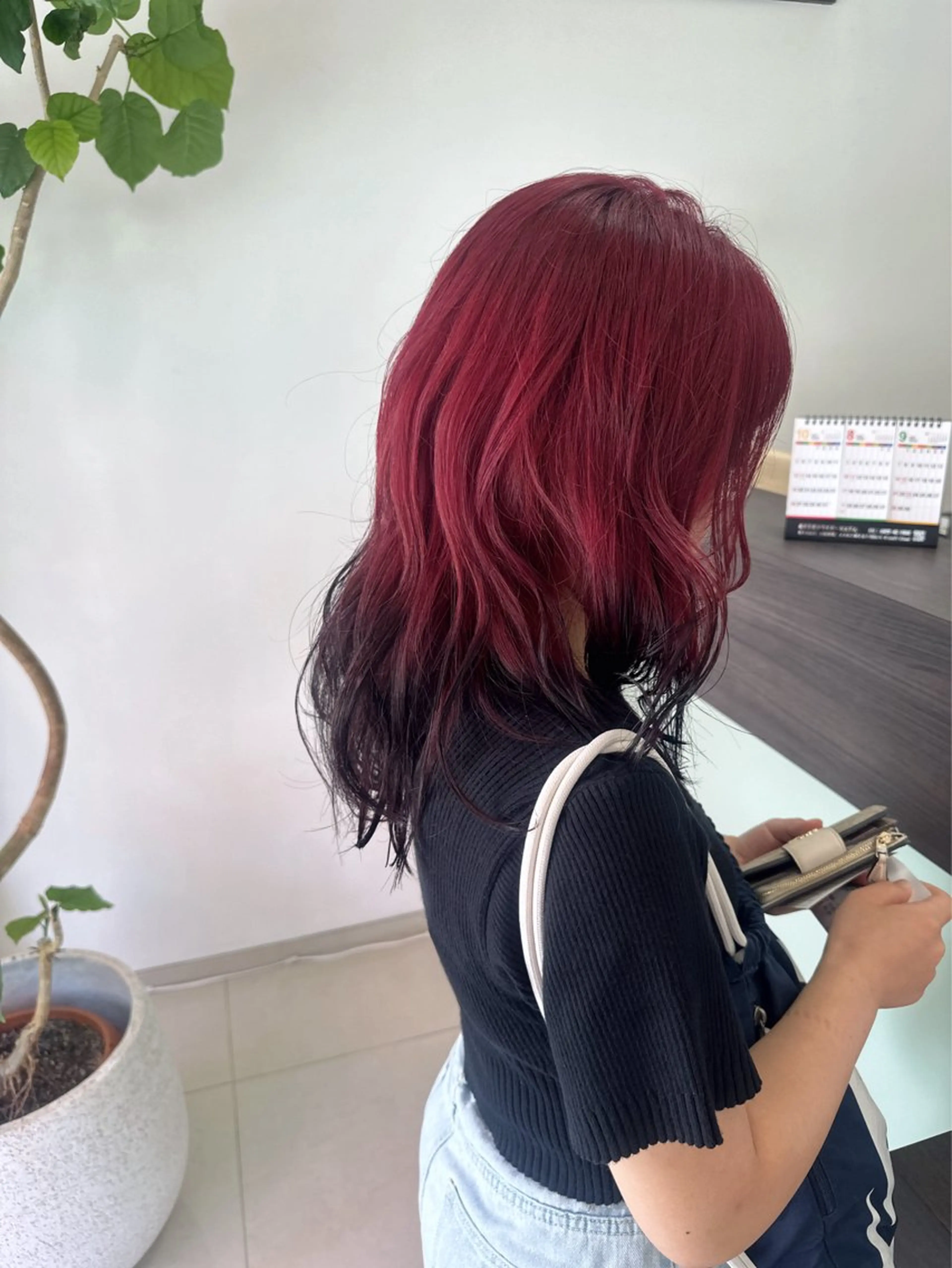 セミロング レイヤー 艶々カラーのヘアスタイル