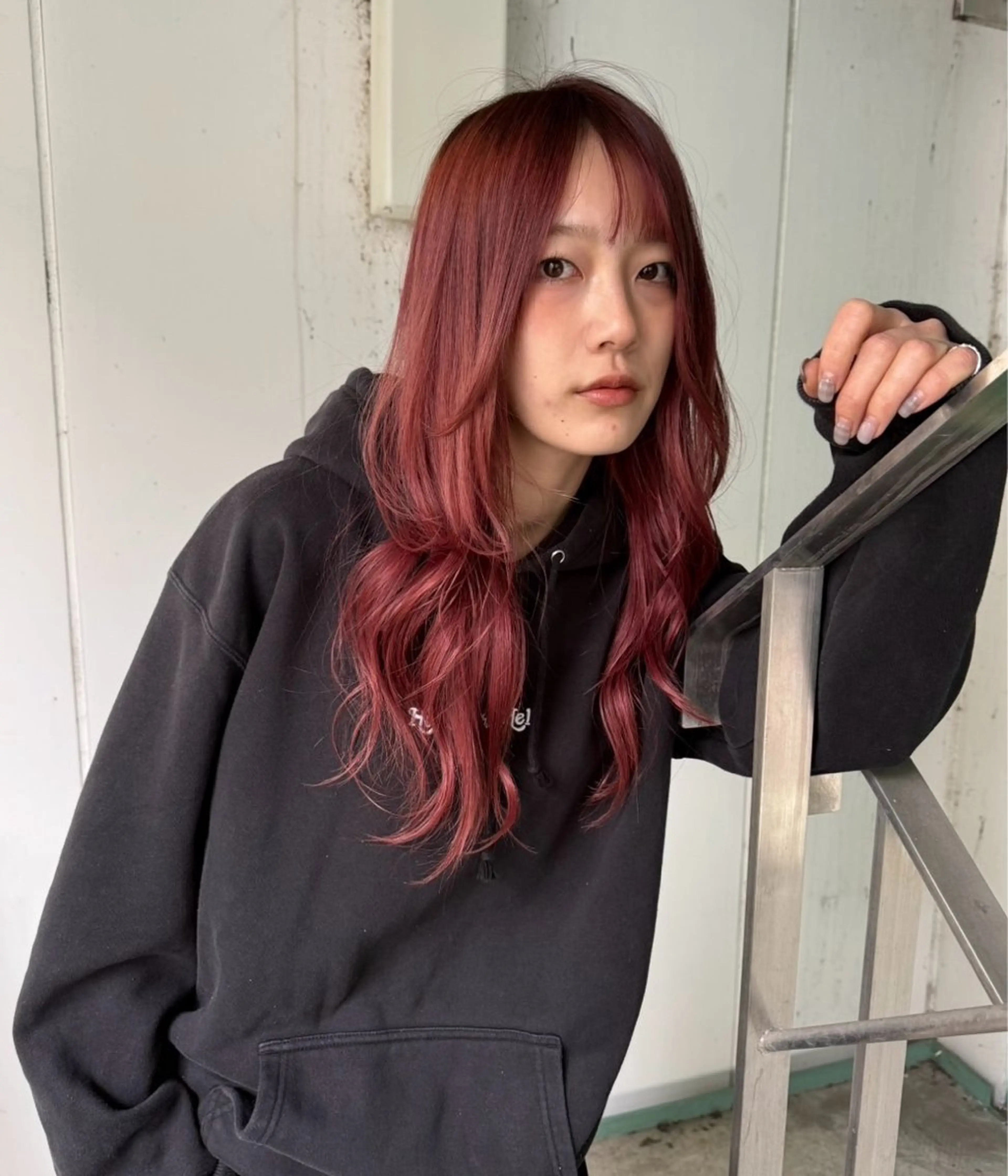 ロング カラー レッドカラー レイヤーカット 鈴木 拓馬のヘアスタイル