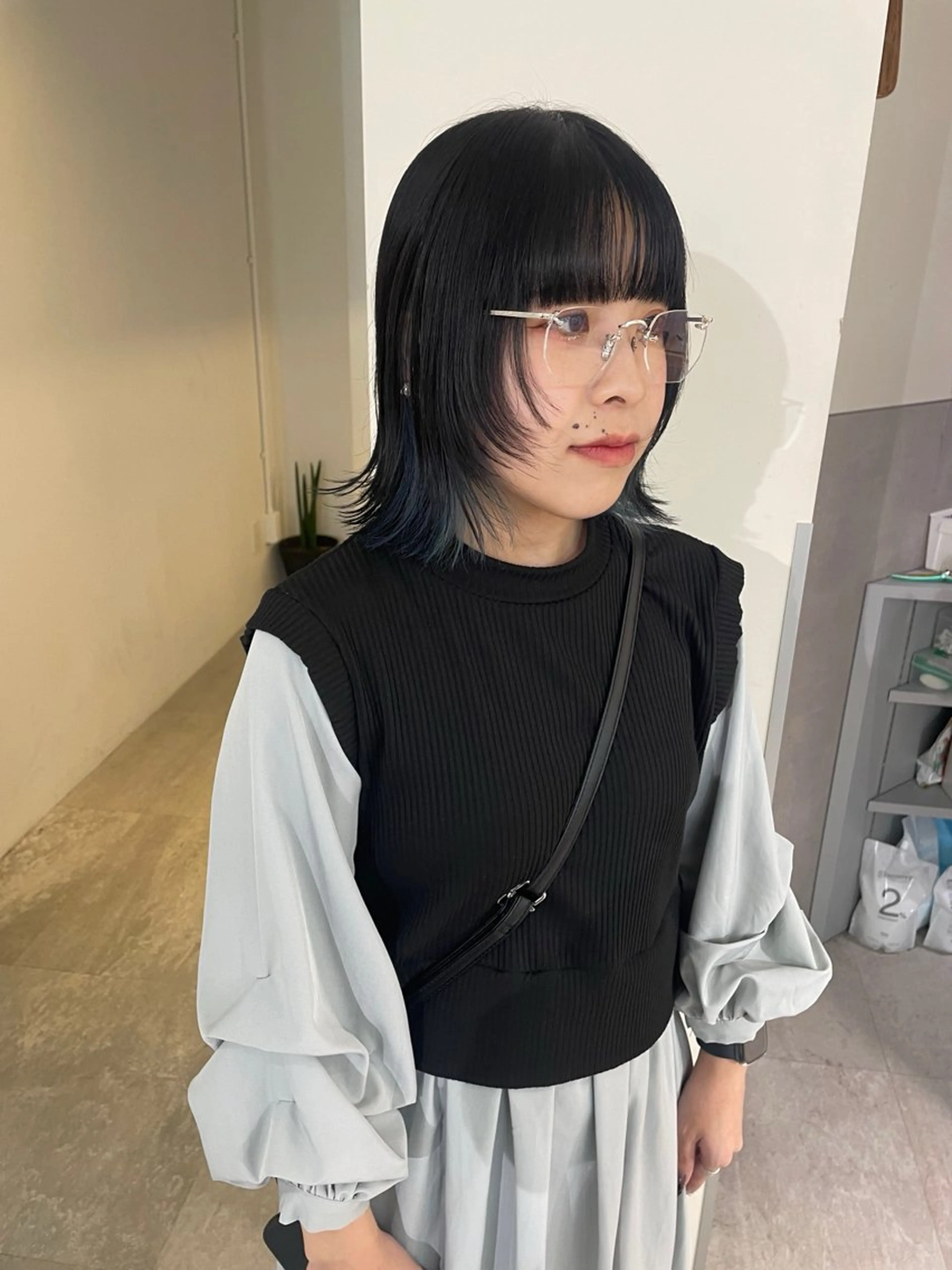 ミディアム カラー ミストバング ブリーチ ブルーカラー ケアブリーチ デザインカラー ヘアカラー トリートメント MIU/ルーツカラー 顔まわりレイヤーのヘアスタイル