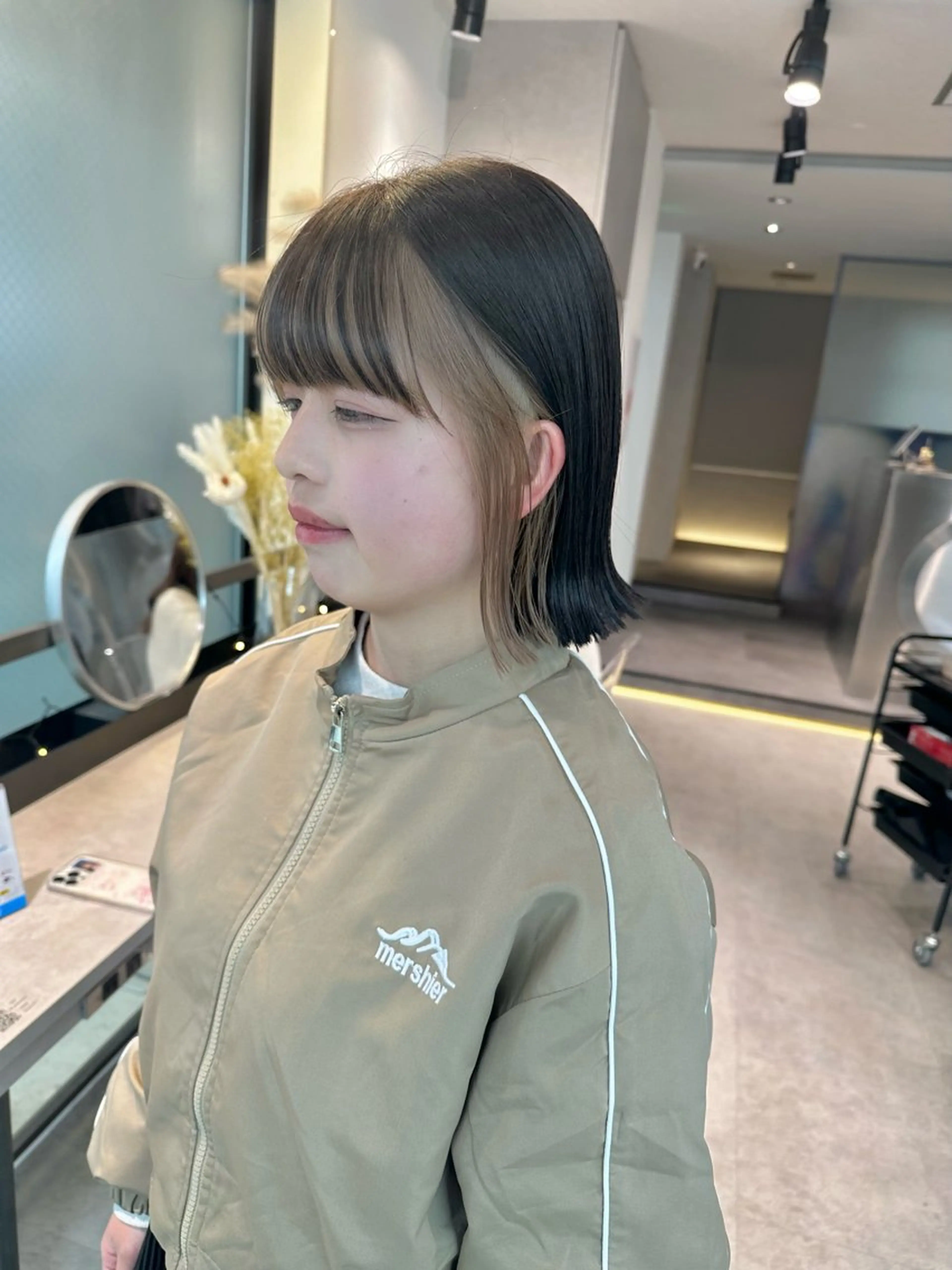 ミディアム カラー ミストバング ベージュカラー ブラウンカラー ダークブラウン  フェイスフレーミング ブリーチ/ハイトーン 艶カラー/ユリナのヘアスタイル