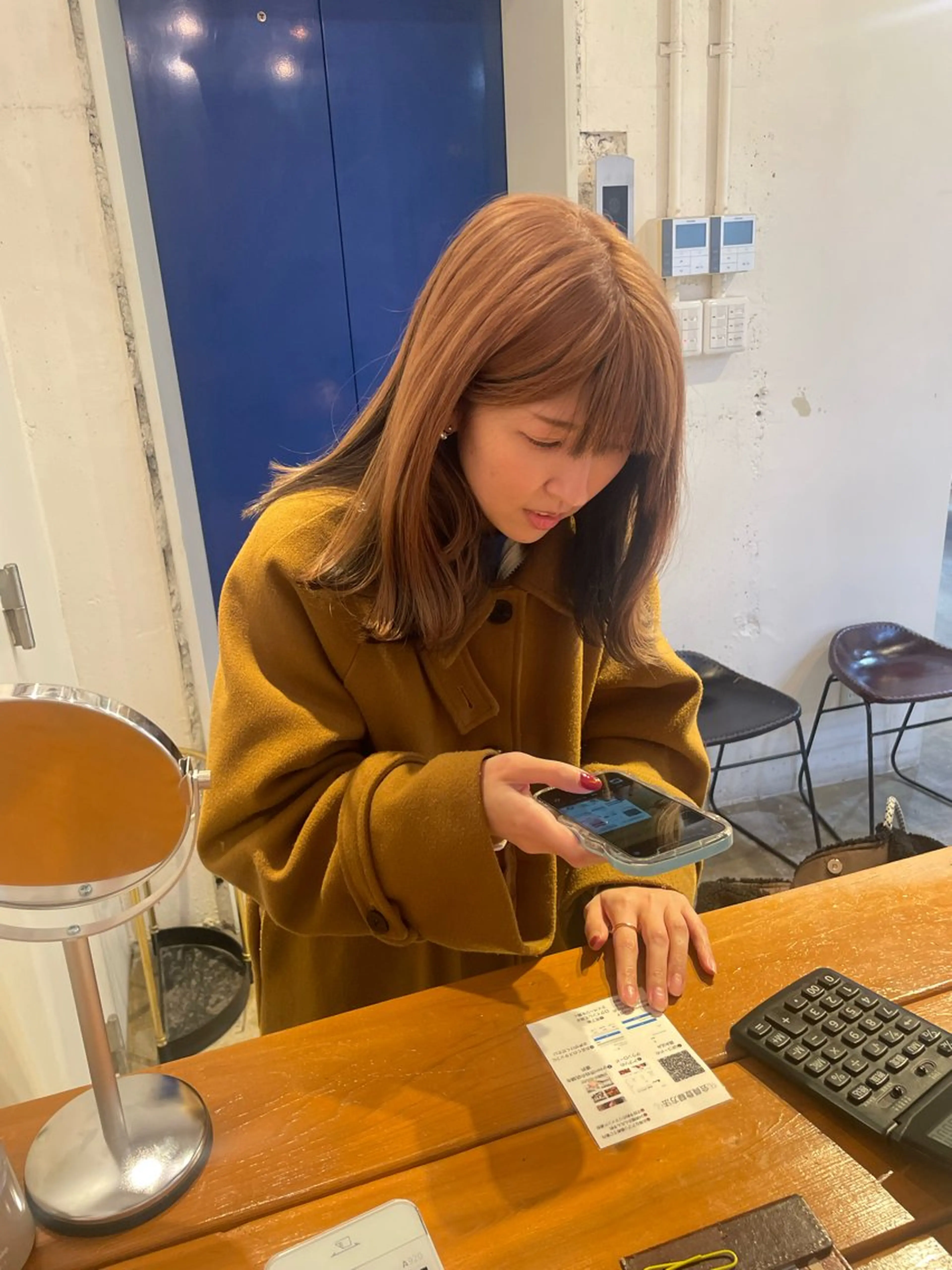 ミディアム カラー 黒髪 ブリーチ カット ヘアカラー トリートメント MIOベージュカラー 柔らかいカラーのヘアスタイル