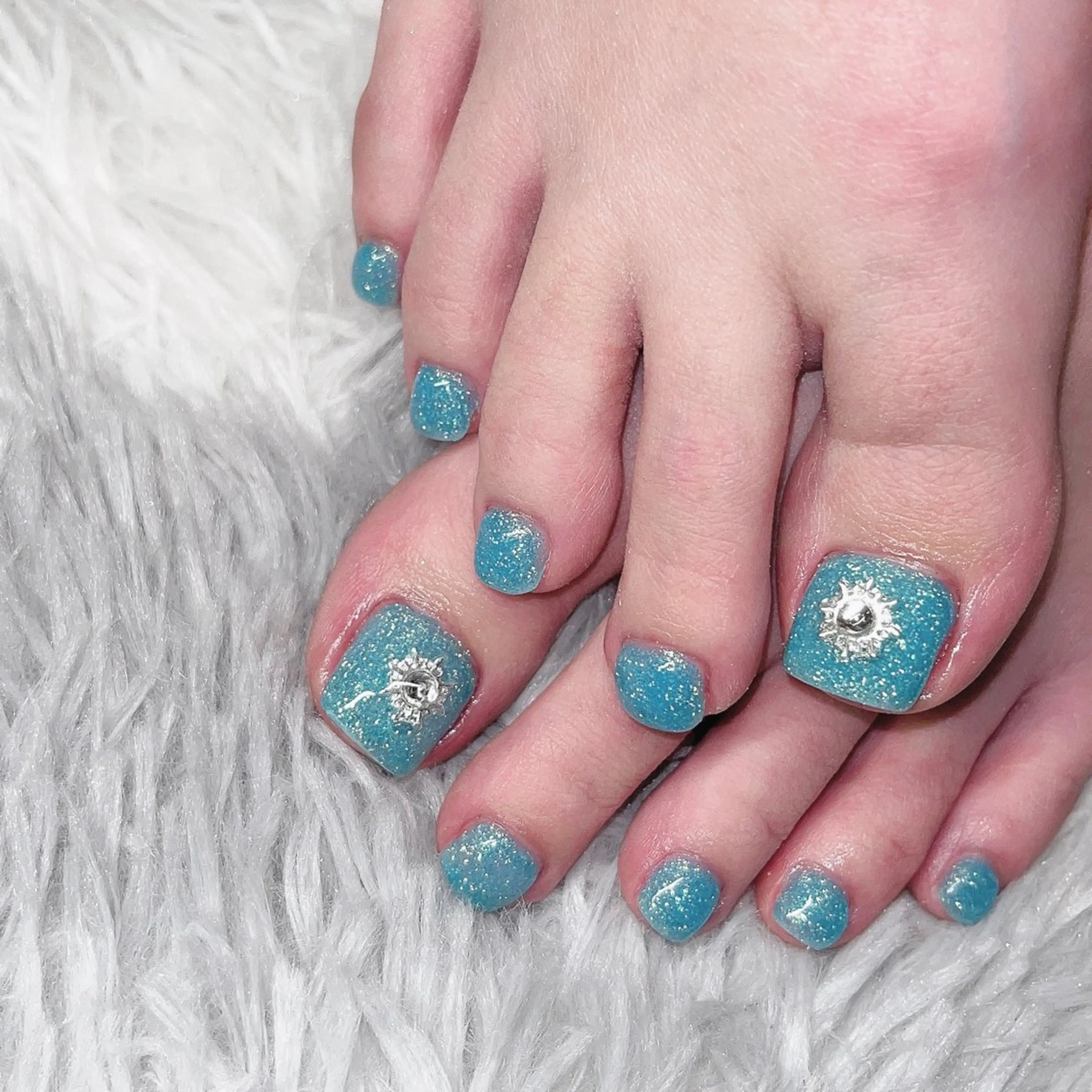 ネイル フットネイル フレンチネイル ジェルネイル ラメ(グリッター) ラメグラデーション フットネイル 𝐍𝐄𝐎 𝐉𝐔𝐑𝐈のネイルデザイン