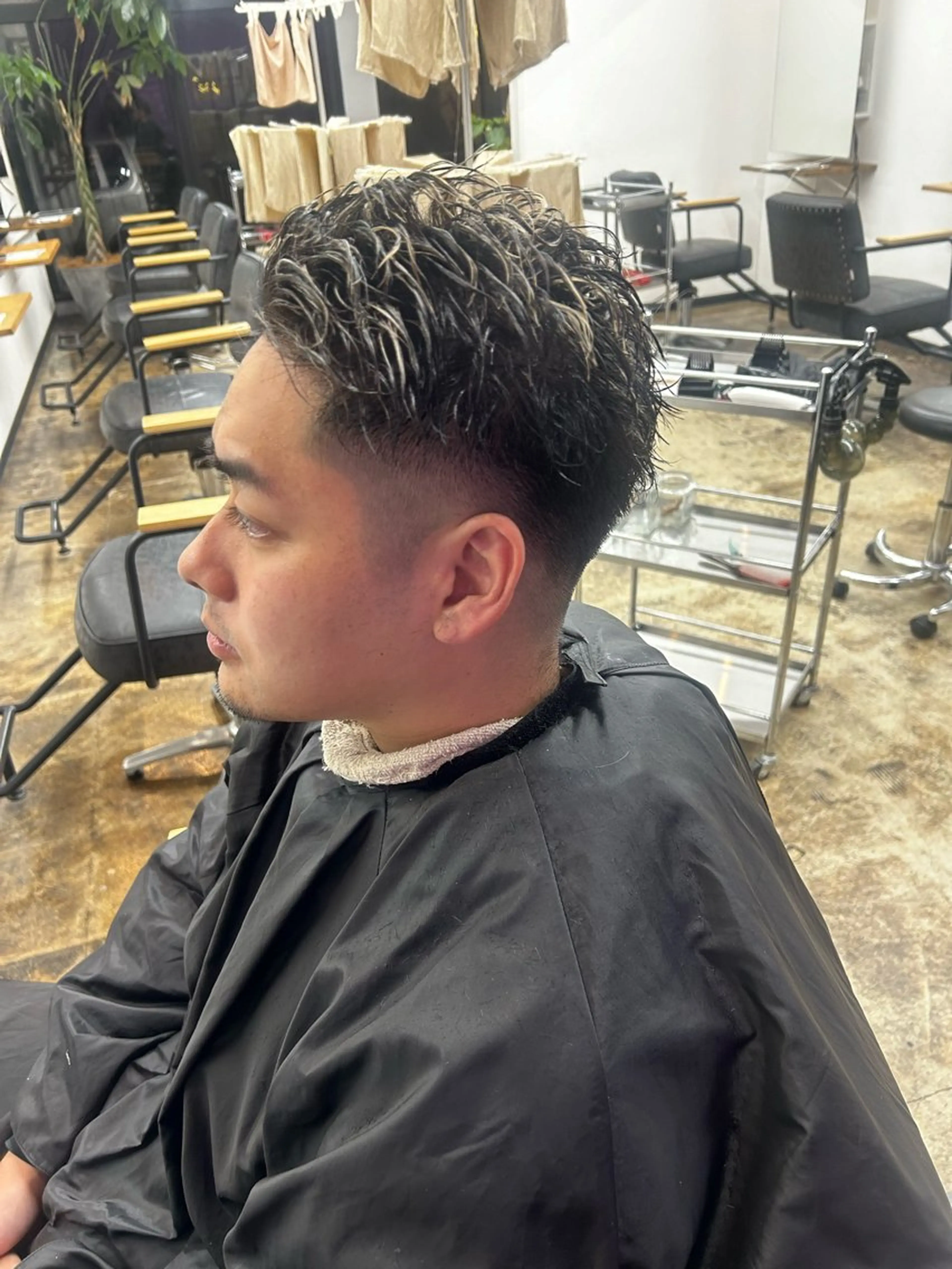 カラー メンズ メンズハイライト メンズパーマ ハイライトカラー 西浦 たくみのヘアスタイル