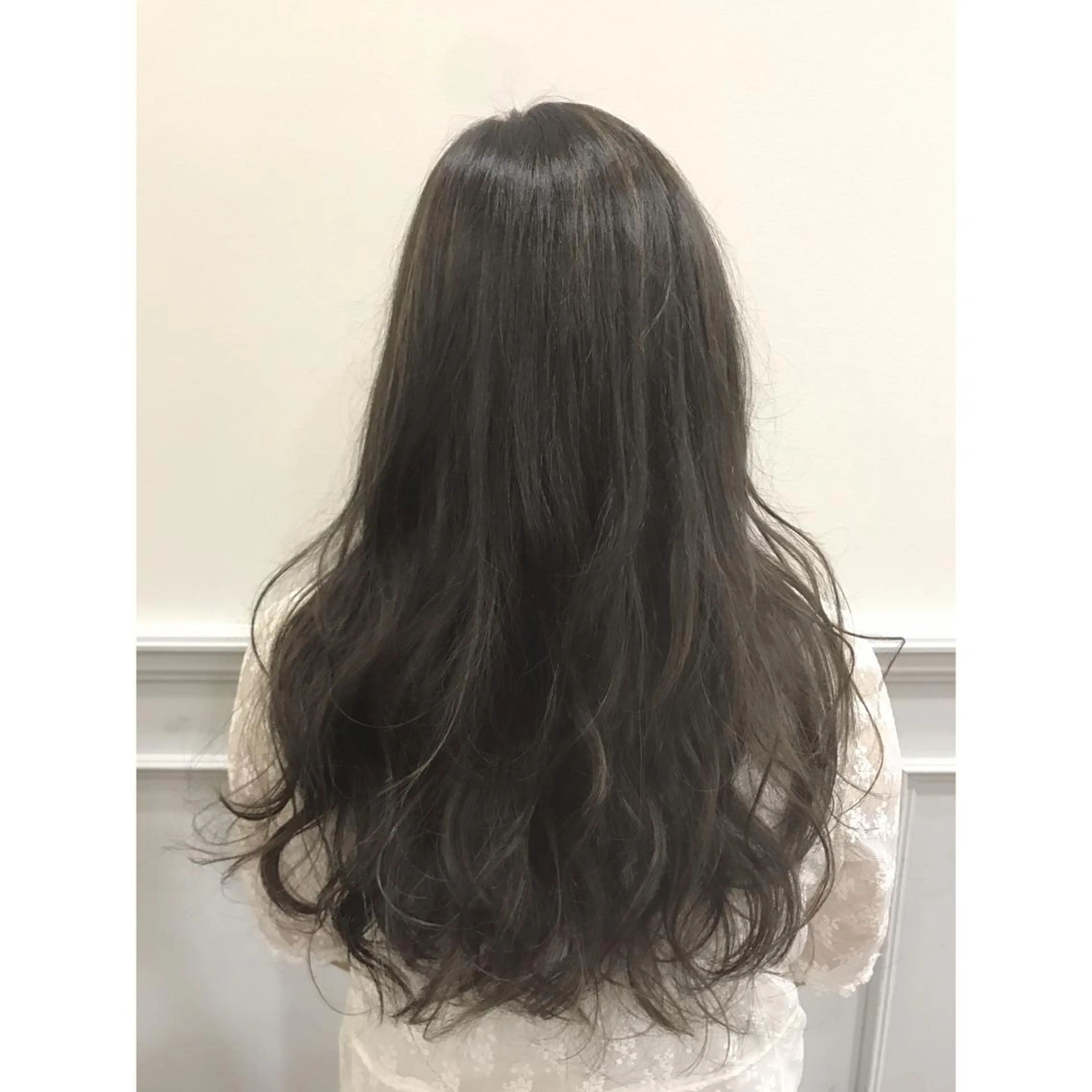 セミロング カラー グレージュ ひろせ かなのヘアスタイル