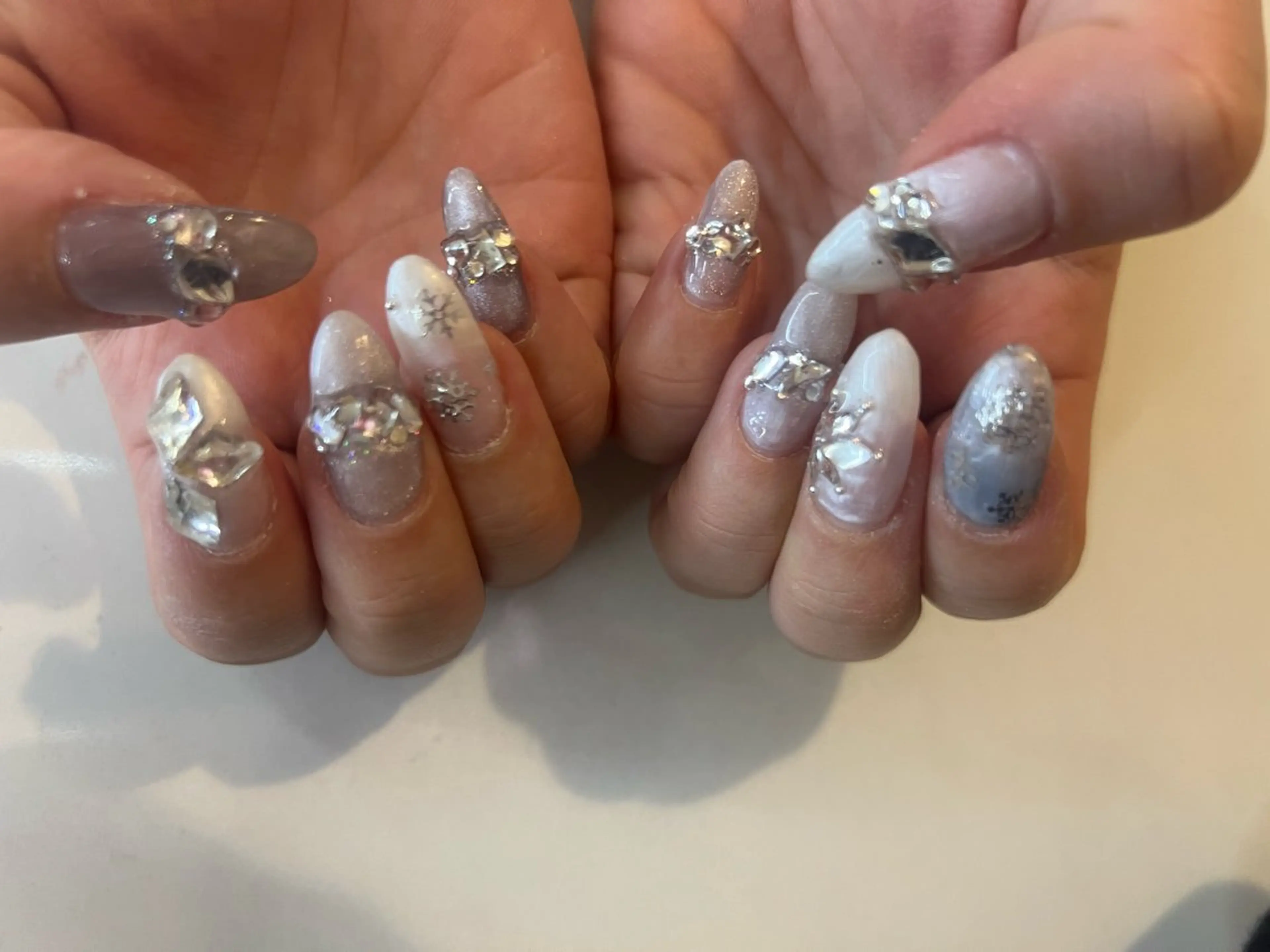 ネイル シルバー ILLO Yuinaのネイルデザイン