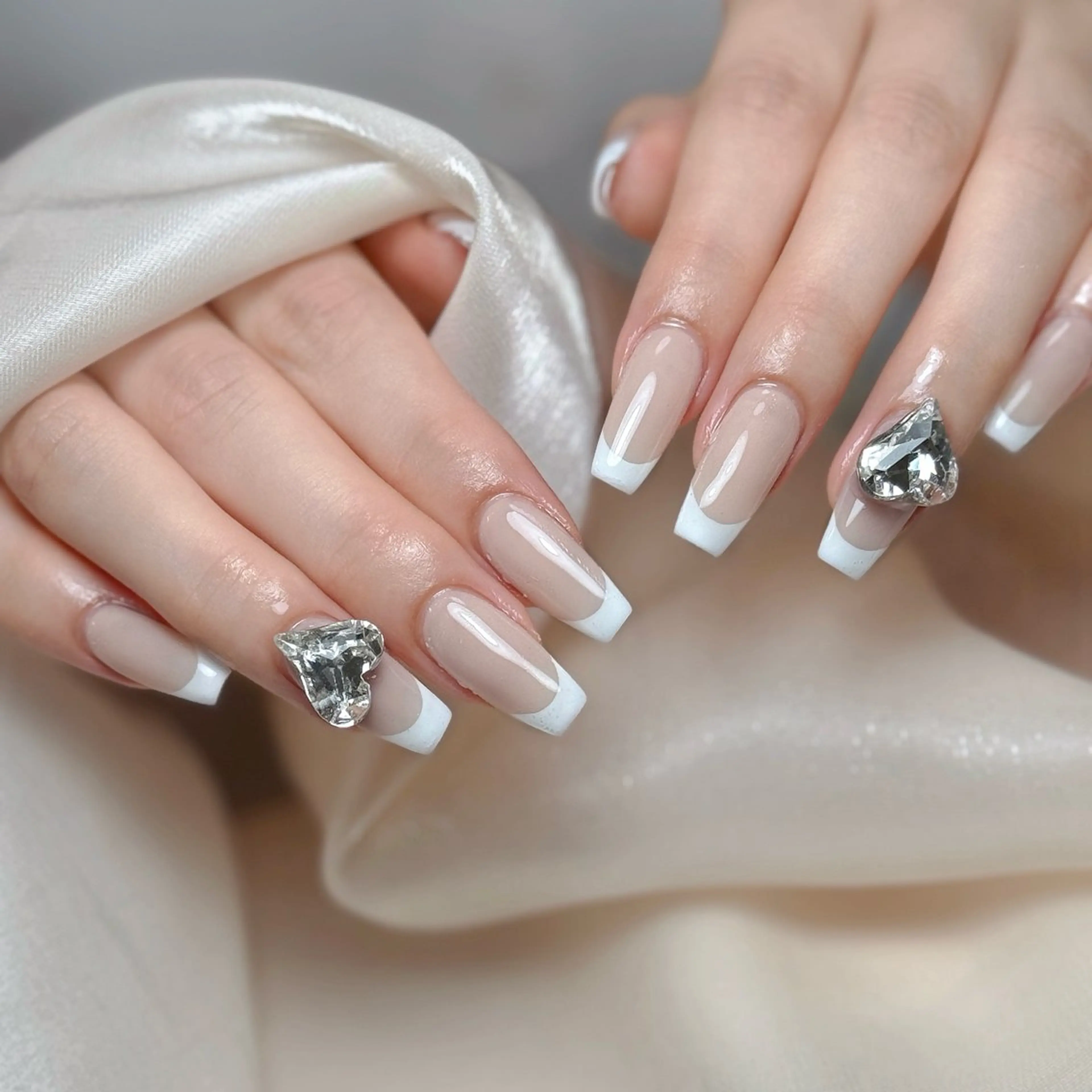 🤍✨カラーフレンチorガラスフレンチネイル·パーツ2個付き「ジェルオフ無料」の写真