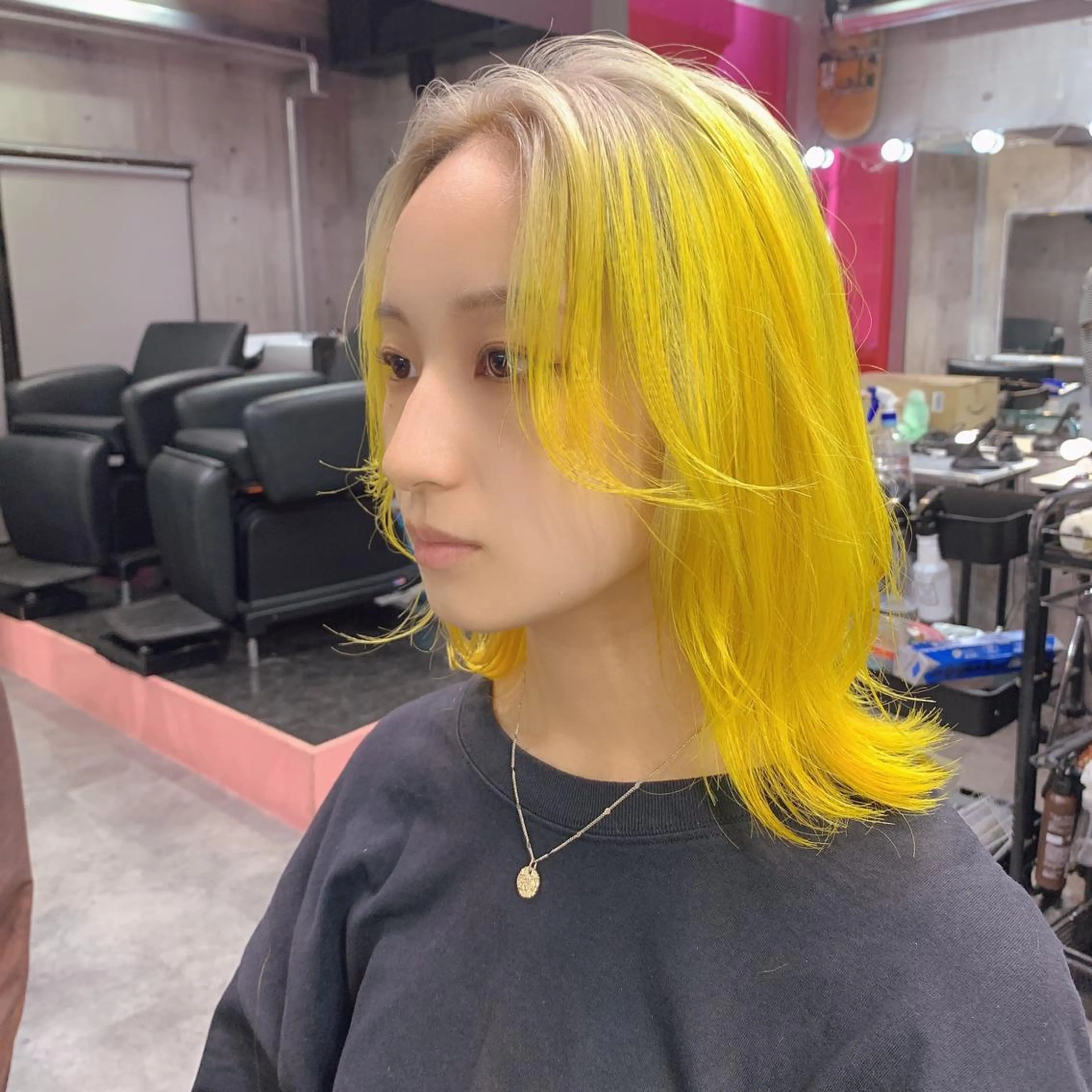 ミディアム カラー イエローカラー レイヤーカット ホワイト&レイヤーカ ットエクステ長畠俊輔のヘアスタイル