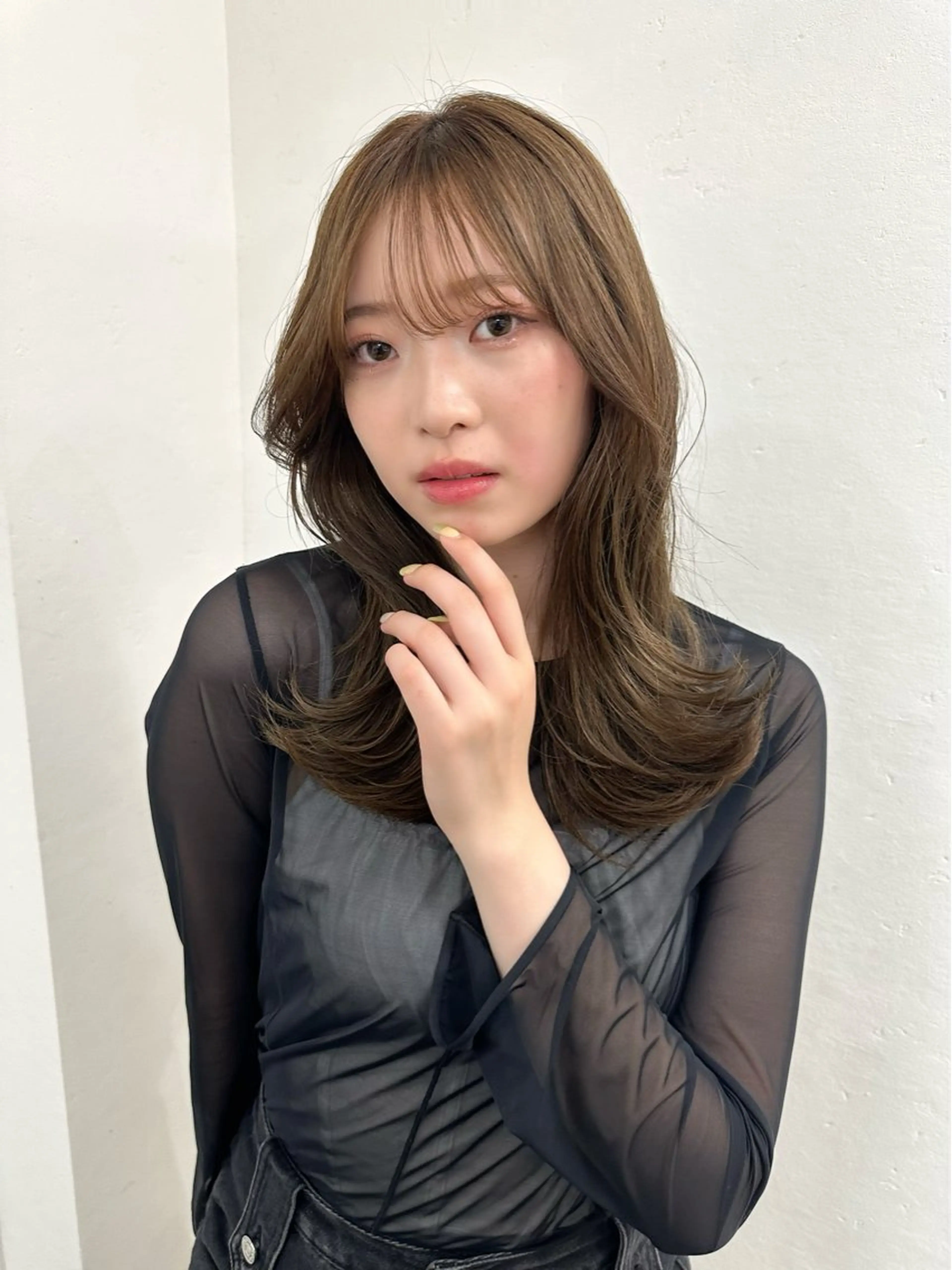 ロング カラー ベージュカラー ミルクティーベージュ くびれヘア ミディアムレイヤー 添田晃基のヘアスタイル