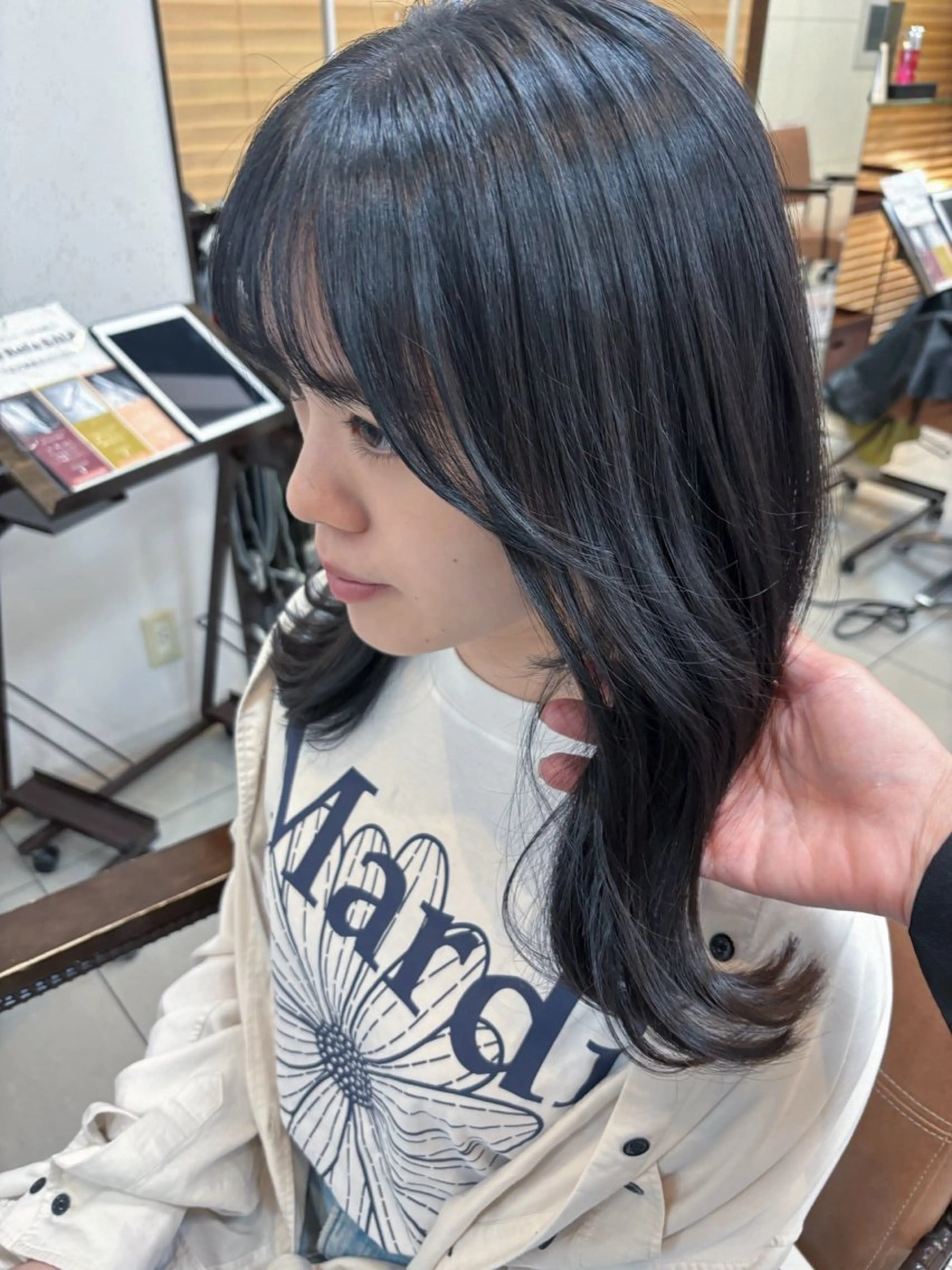 ミディアム カラー 黒髪 ブルーカラー ブルーブラック 髪質改善 カット ヘアカラー トリートメント 頭皮×髪質改善 透明感カラー💎中村のヘアスタイル