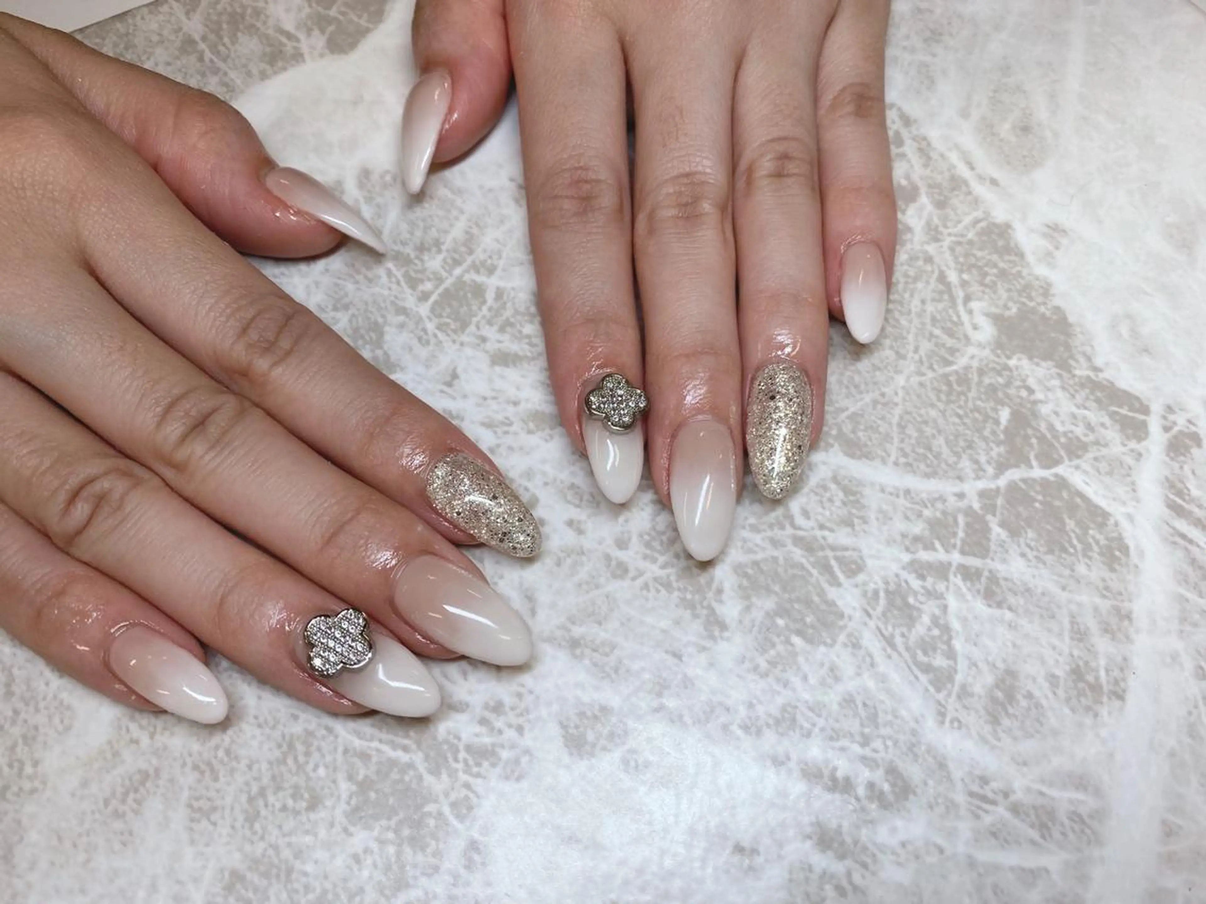 ネイル 長さ出し フットネイル フレンチネイル ジェルネイル ガラスフレンチ ハンドネイル salon Lilouのネイルデザイン