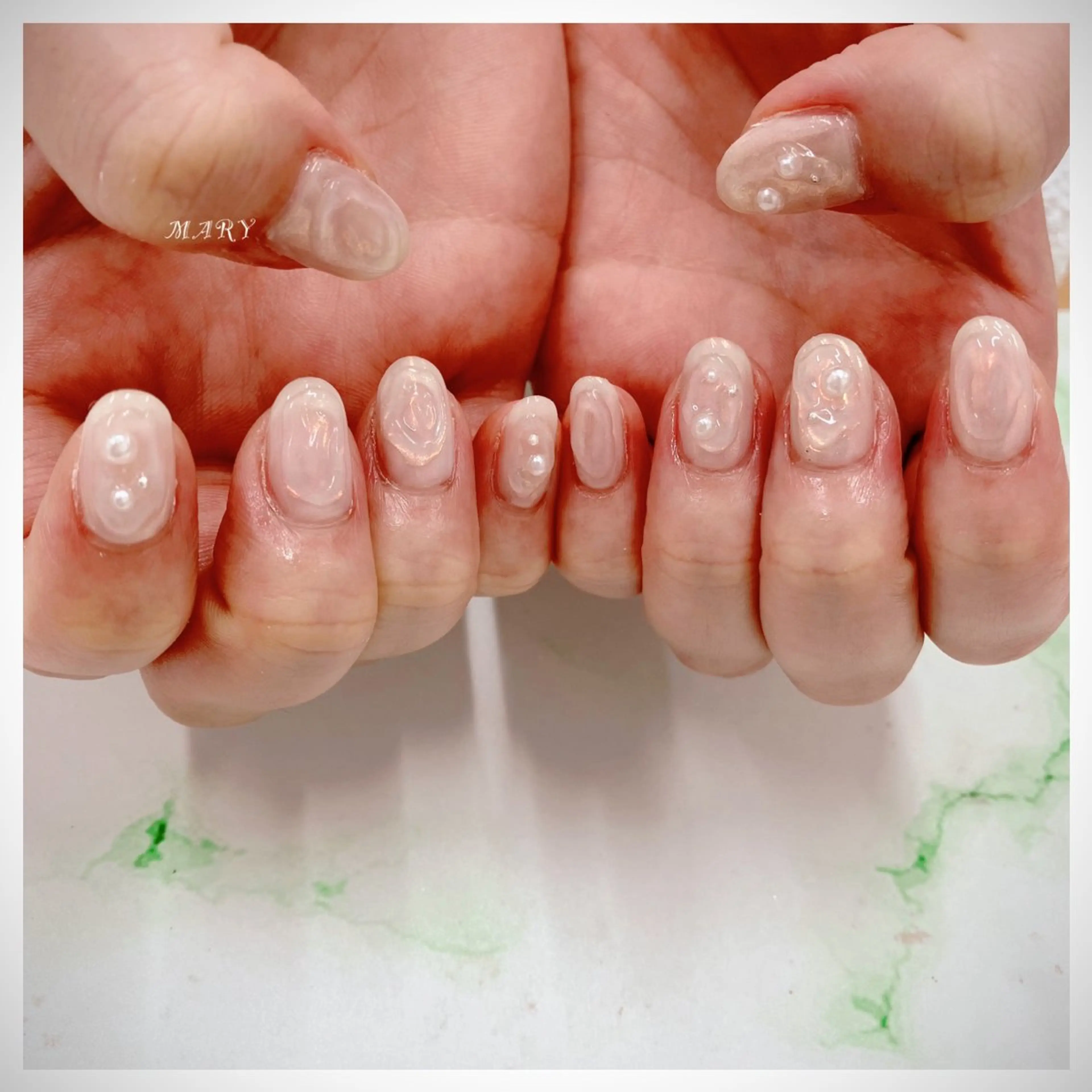 ネイル オーロラネイル ミラーネイル ニュアンスネイル ホワイト ハンドネイル Mary nail .narumiのネイルデザイン