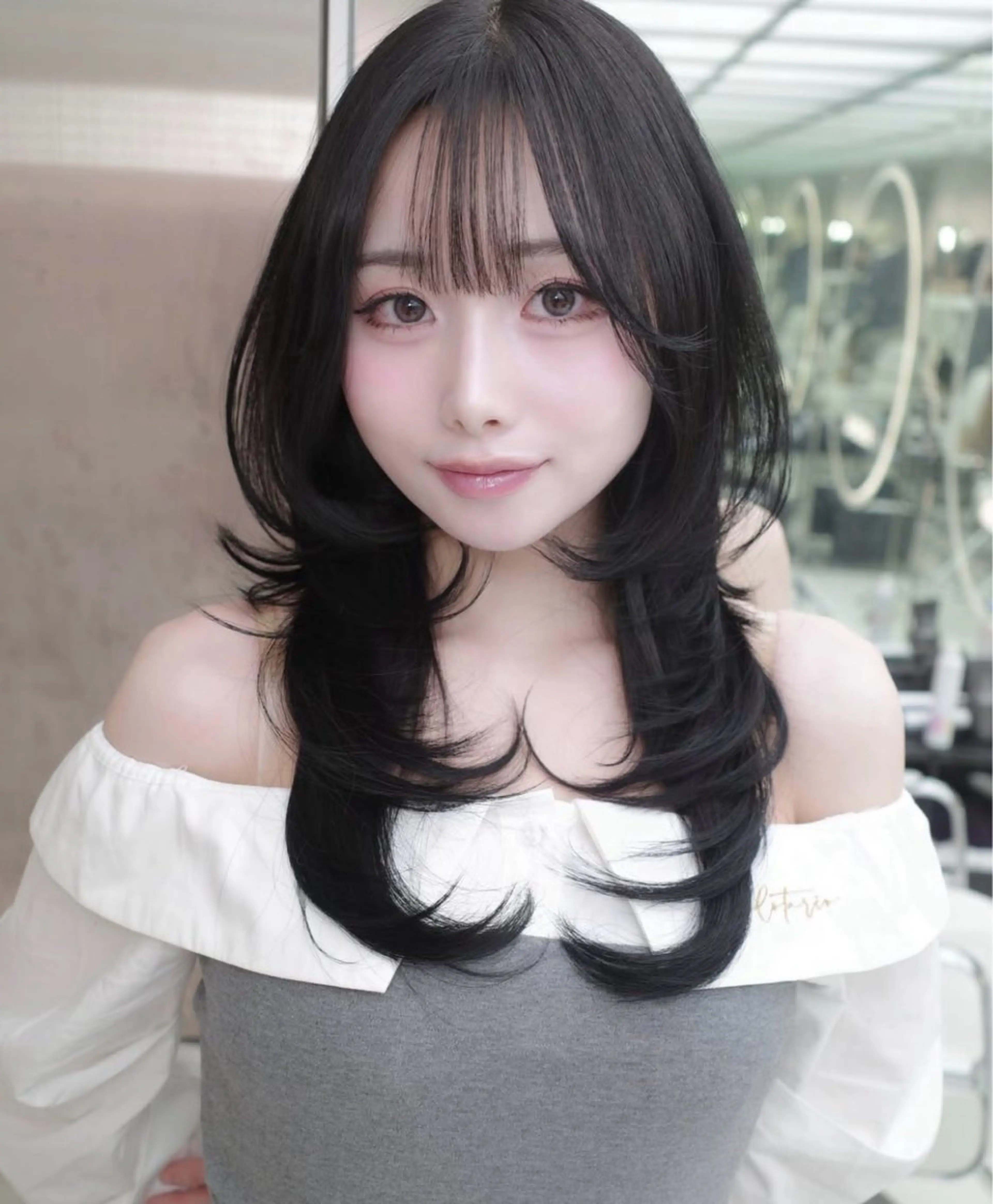 セミロング カット がわ/ハイレイヤー /ハイトーンカラーのヘアスタイル