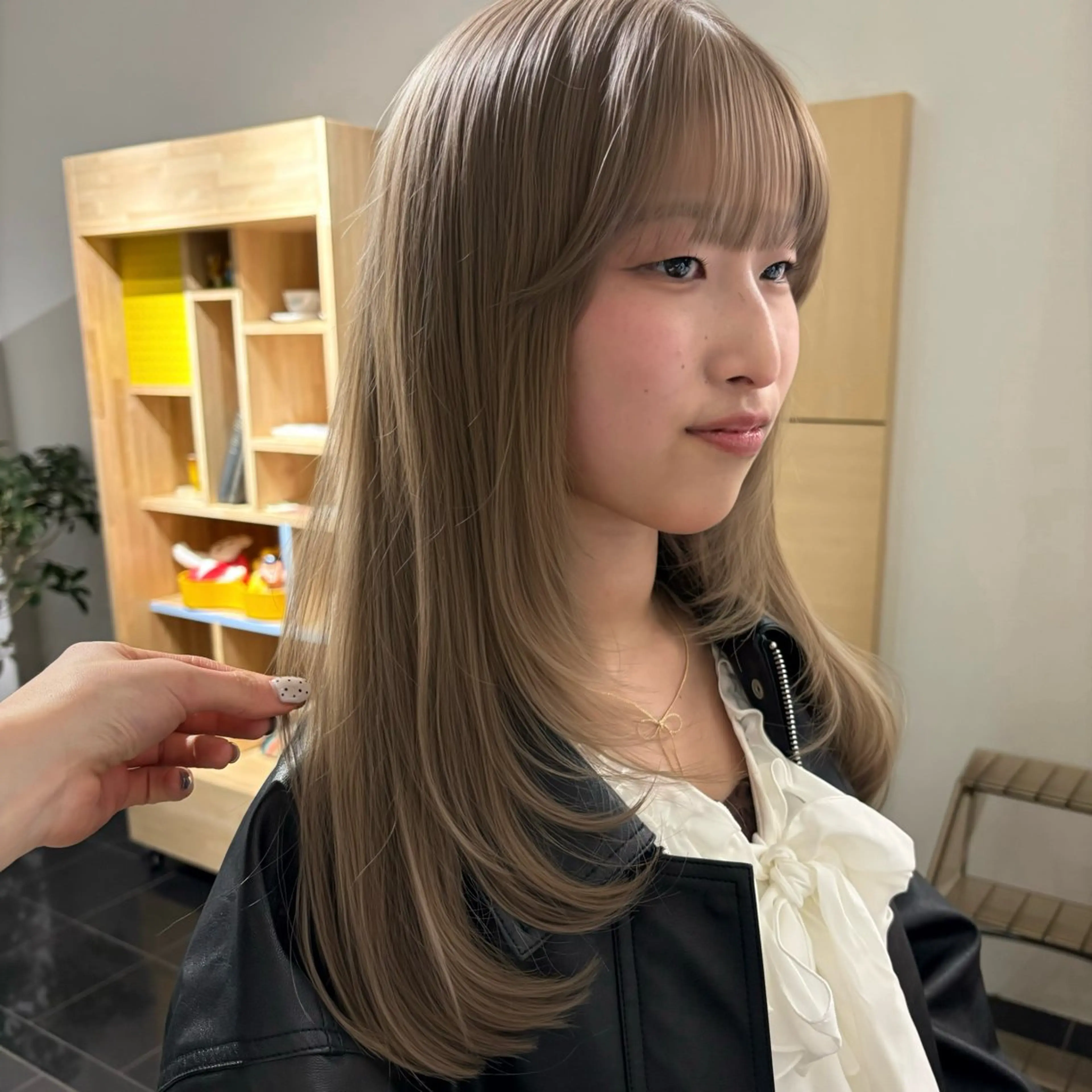 ロング カラー ベージュカラー ミルクティーベージュ カット ヘアカラー Yui⭐️ 透け感カラーのヘアスタイル
