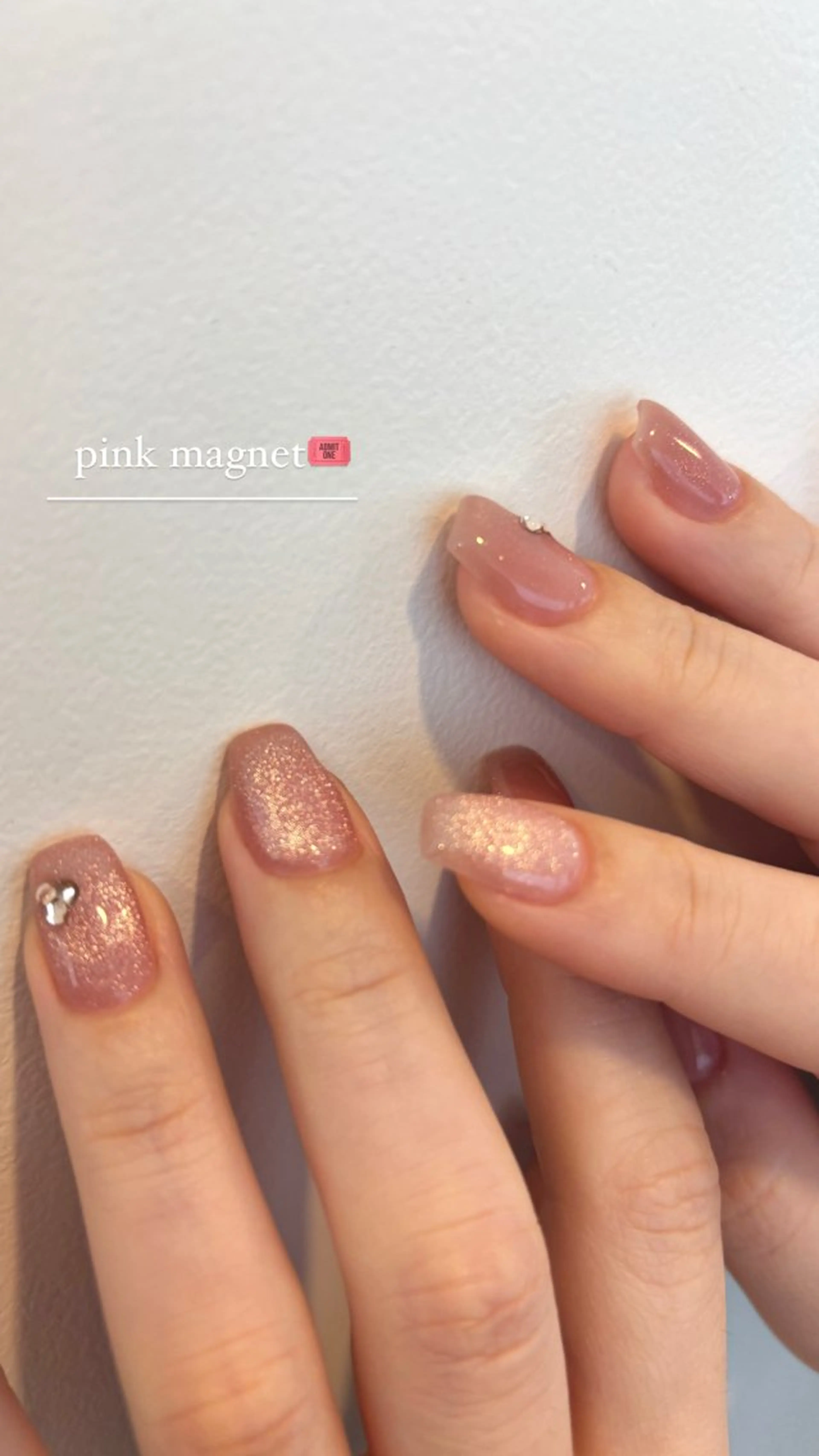 ネイル マグネットネイル ピンク Maede Kanaのネイルデザイン