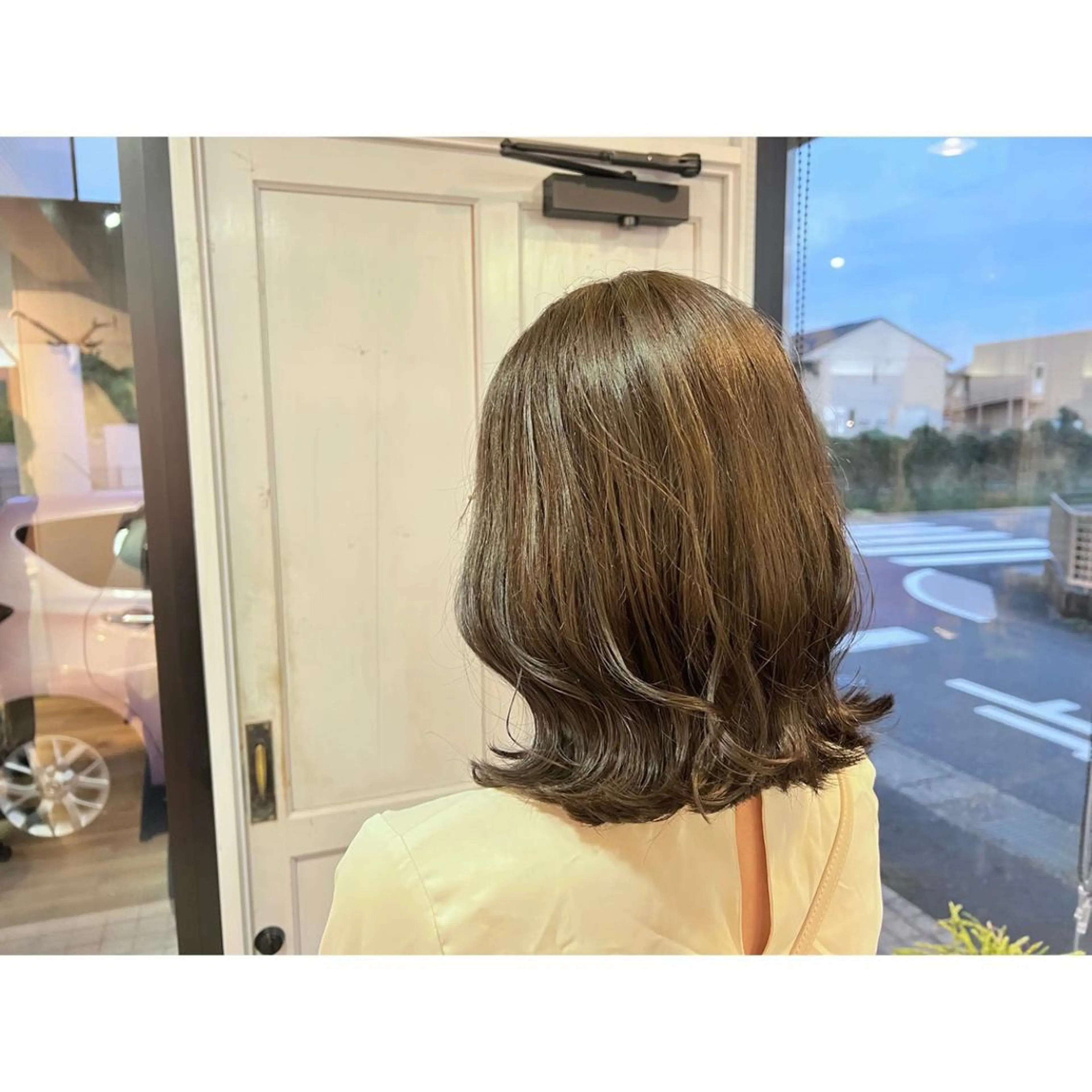 ミディアム カラー グレージュ ヘアカラー トリートメント ツキダテ ユイのヘアスタイル