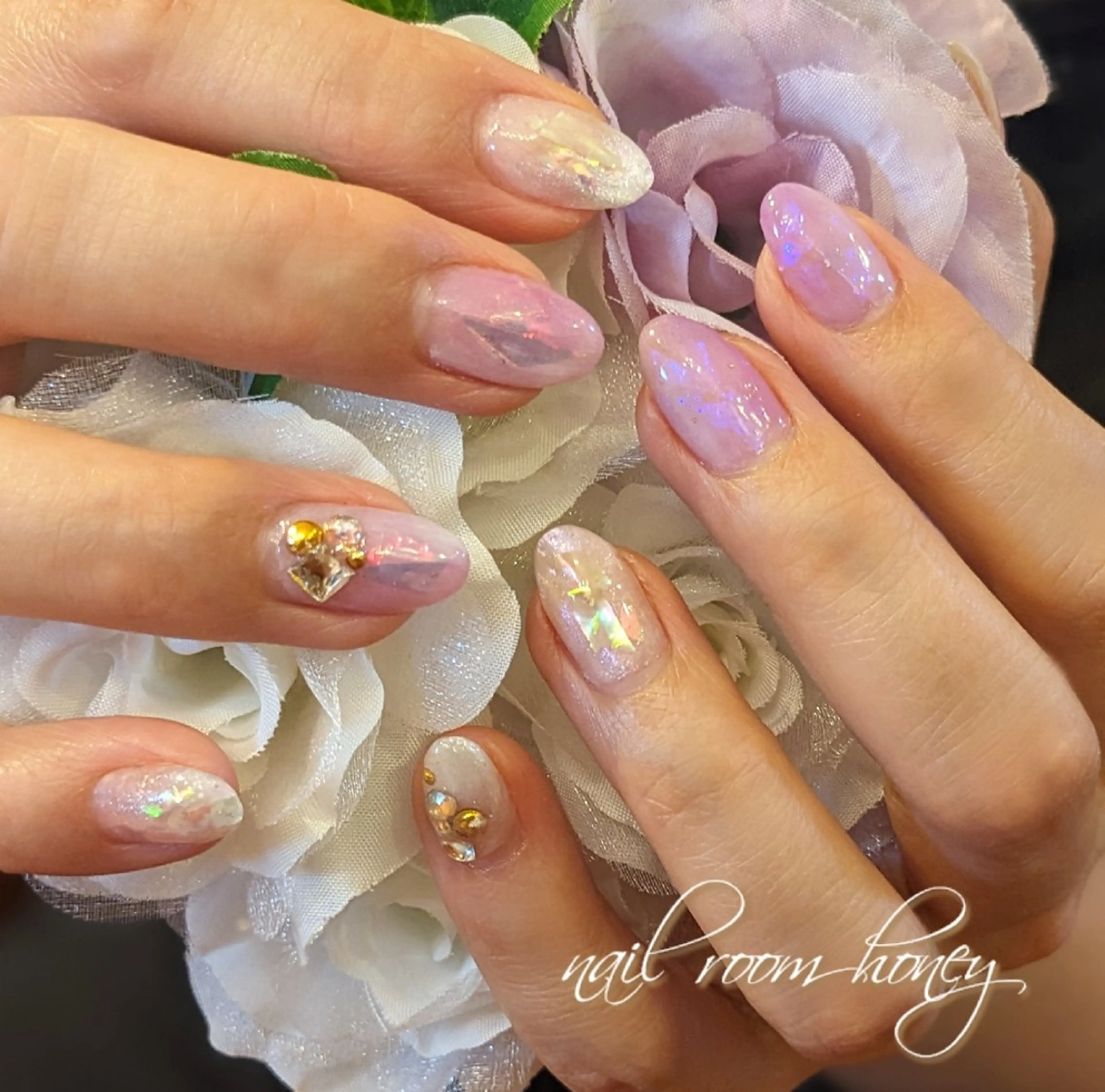 ネイル オーロラネイル キラキラネイル パープル ホワイト nail room  honeyのネイルデザイン