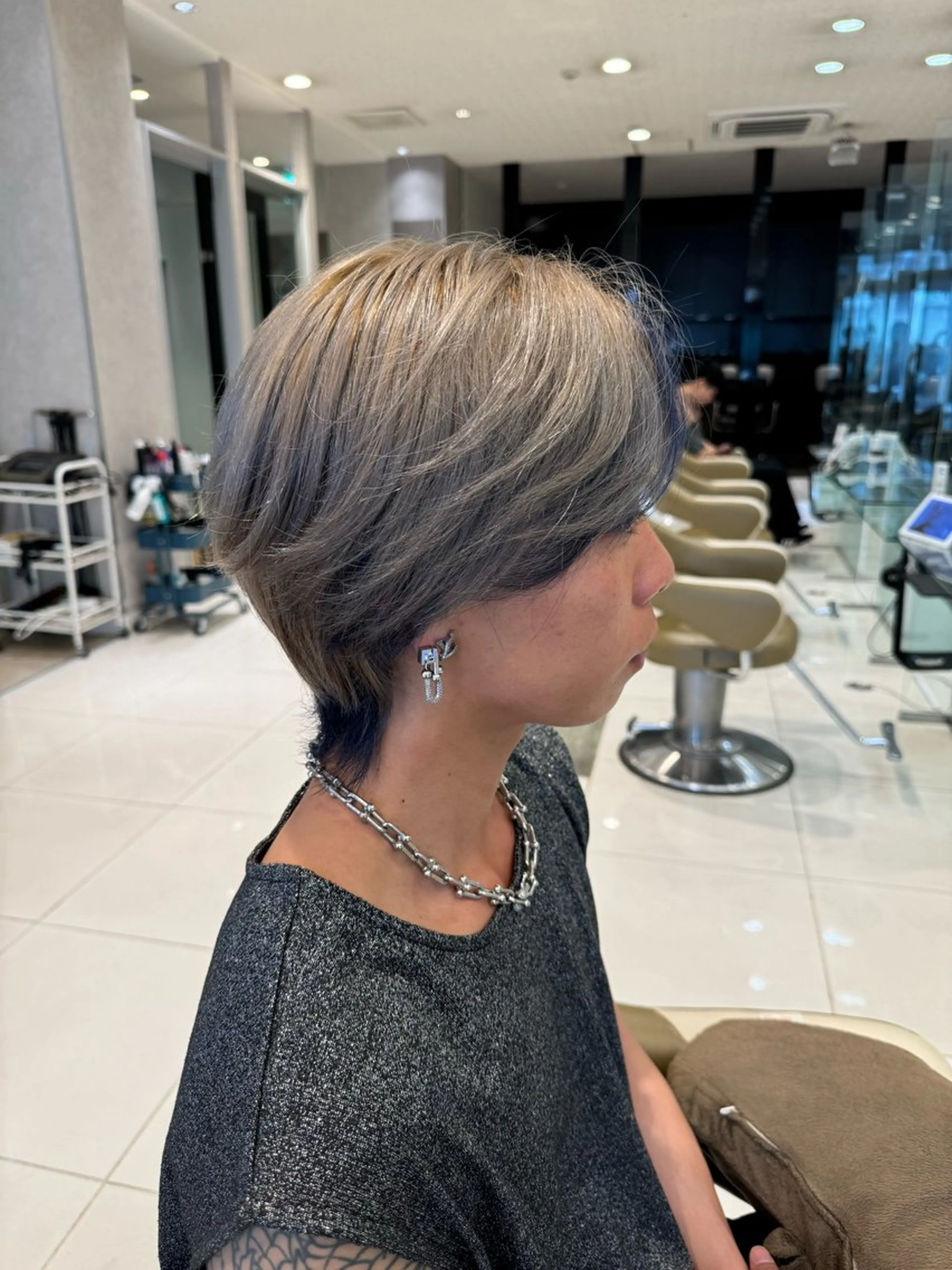 ミディアム カラー メンズ メンズブリーチ ベージュカラー ブリーチ ブルーカラー ミルクティーベージュ カット ヘアカラー トリートメント EARTH勝田台 吉永嵐のヘアスタイル