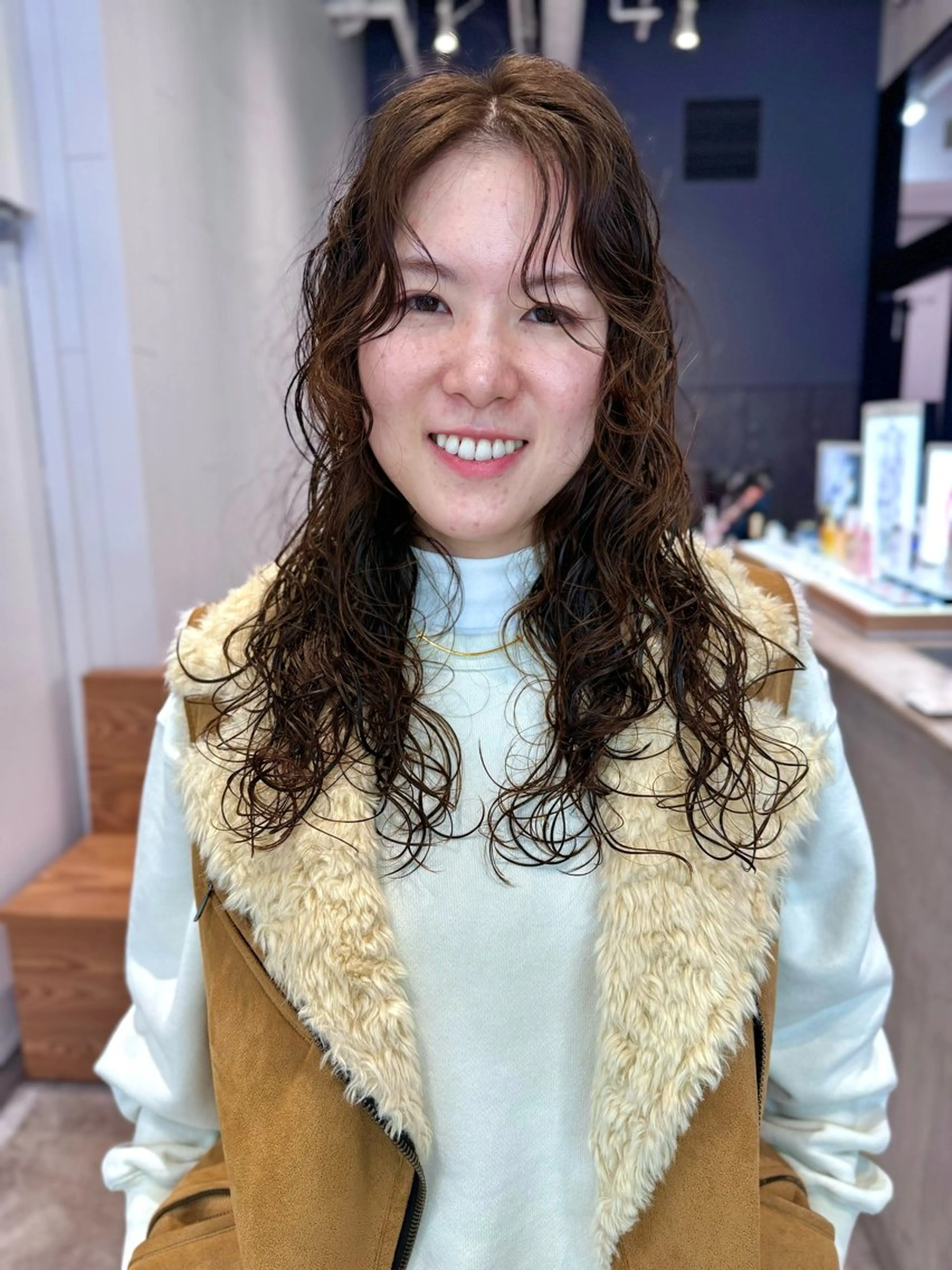 ロング パーマ アンブレラカラー ポイントカラーのヘアスタイル