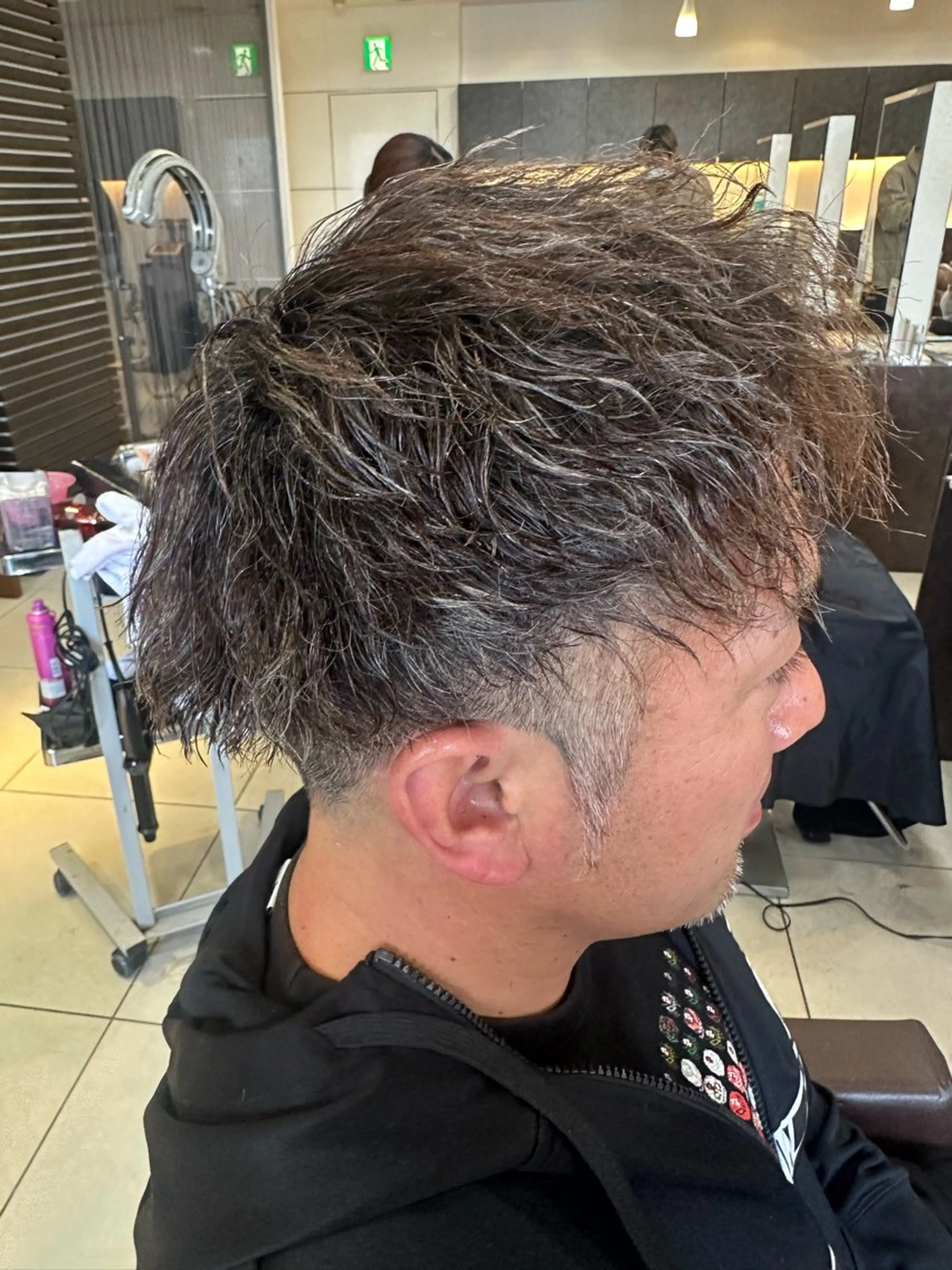 ショート カラー パーマ カット ヘアカラー パーマ 海外風センターパート 健人のヘアスタイル