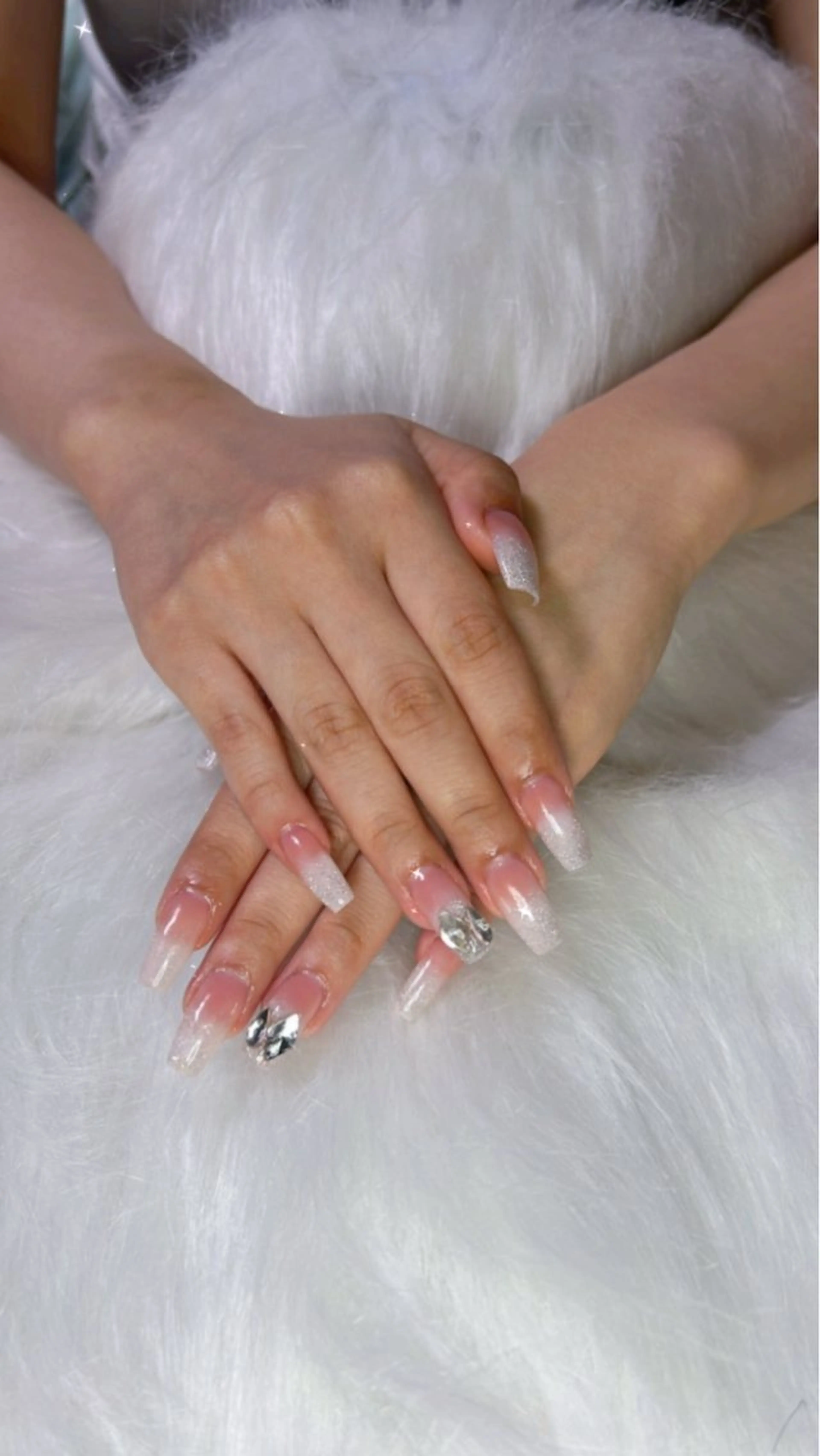 ネイル グラデーション キラキラネイル シンプルネイル OPHELIA 𓃛のネイルデザイン