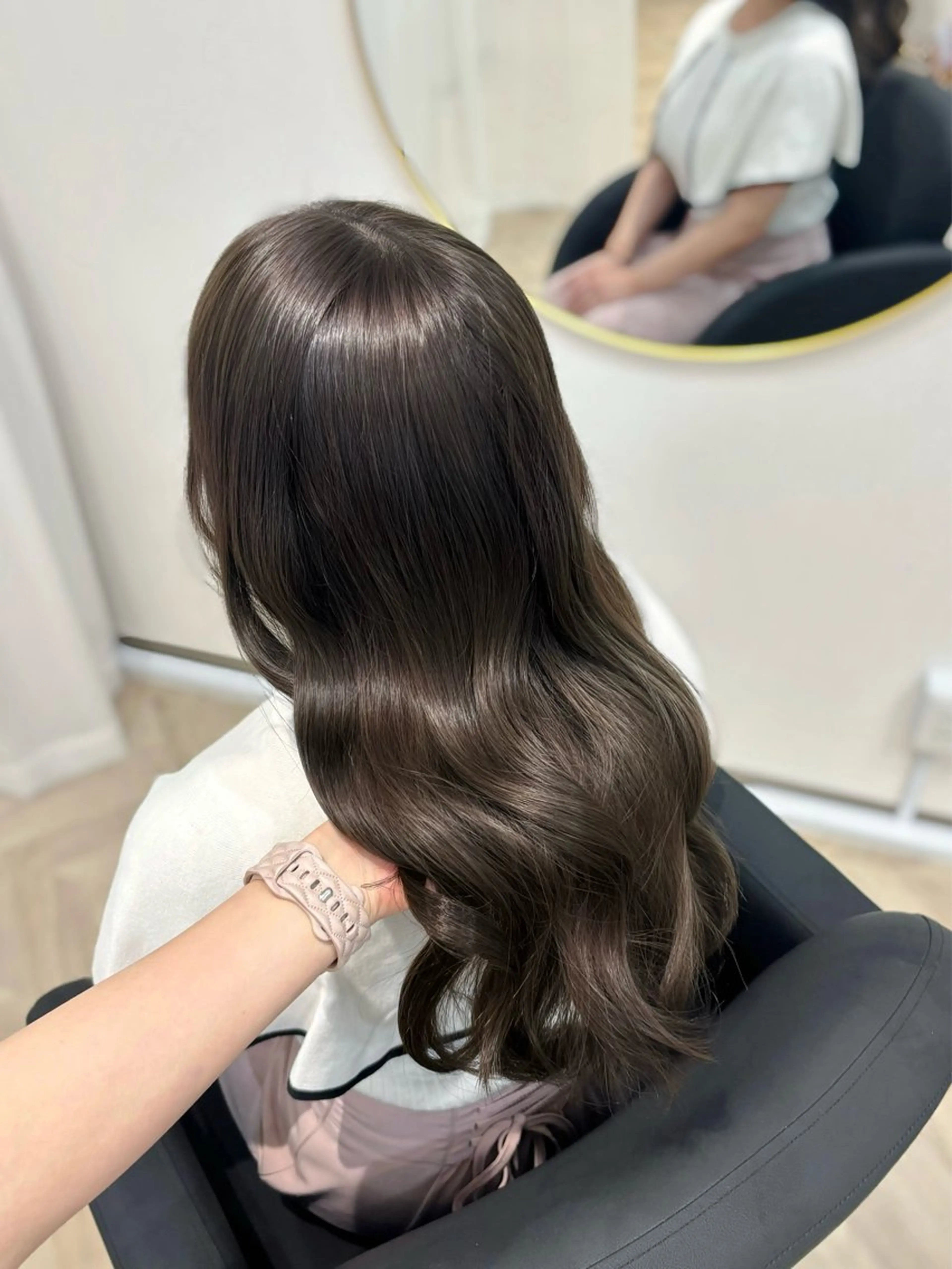 ロング カラー ブリーチ グレージュ ミルクティーグレージュ ヘアカラー トリートメント 𝒎𝒐𝒆🩰 名駅/ヘアメ/暖色♡のヘアスタイル