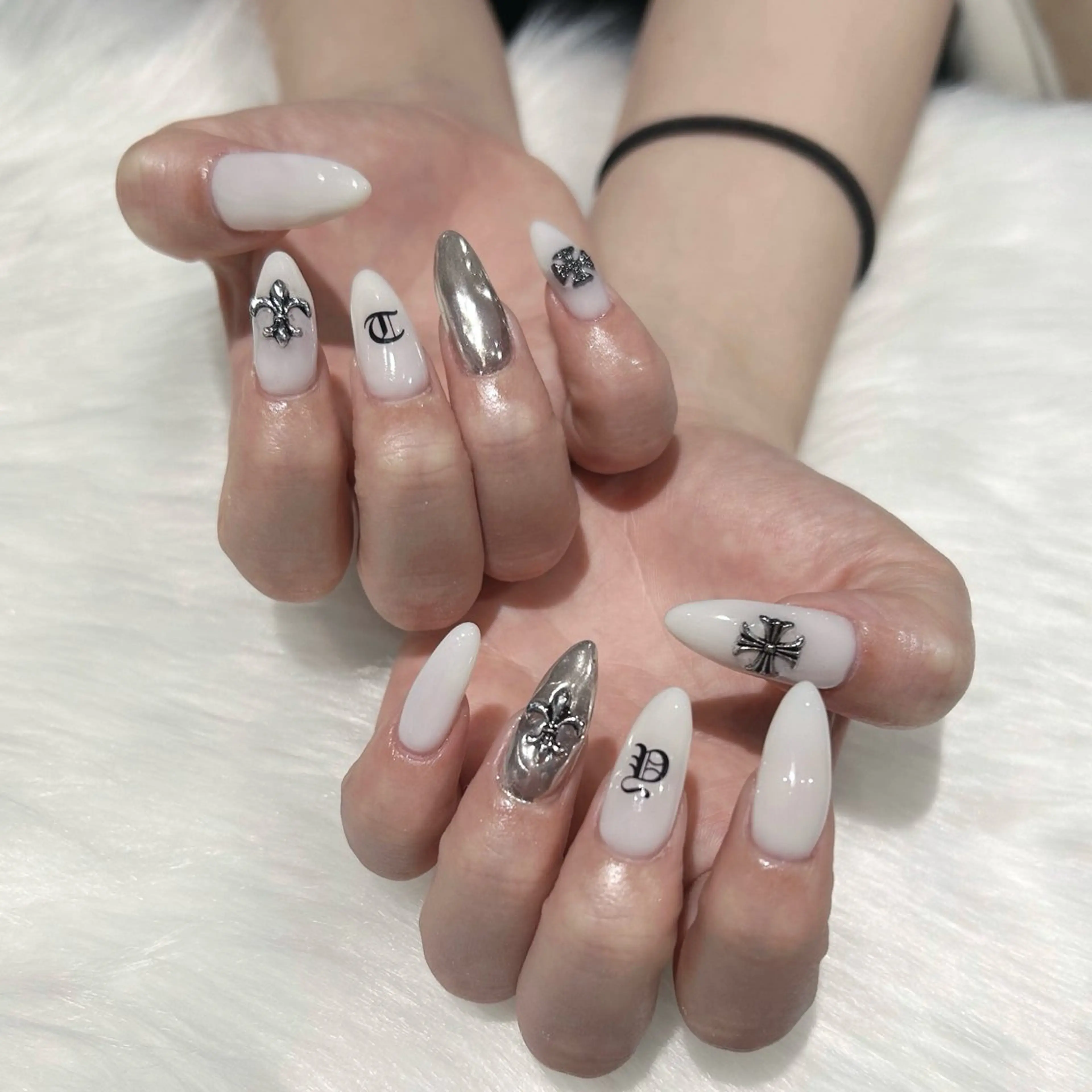 ネイル キラキラネイル ミラーネイル シルバー ホワイト ぷりゅねる 心斎橋のネイルデザイン