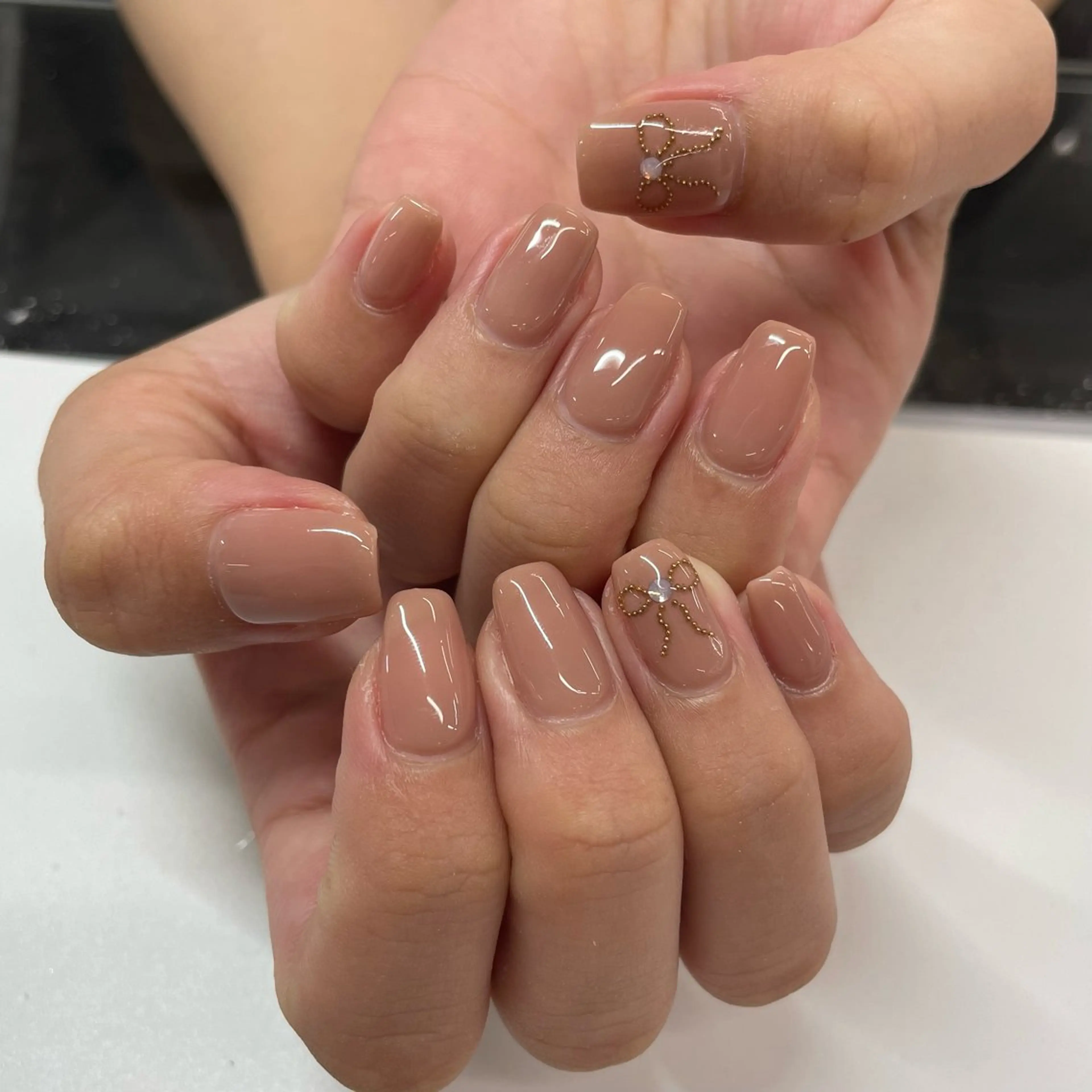 ネイル アートネイル ブラウン ピンク リボン MAXKELLY EMIのネイルデザイン