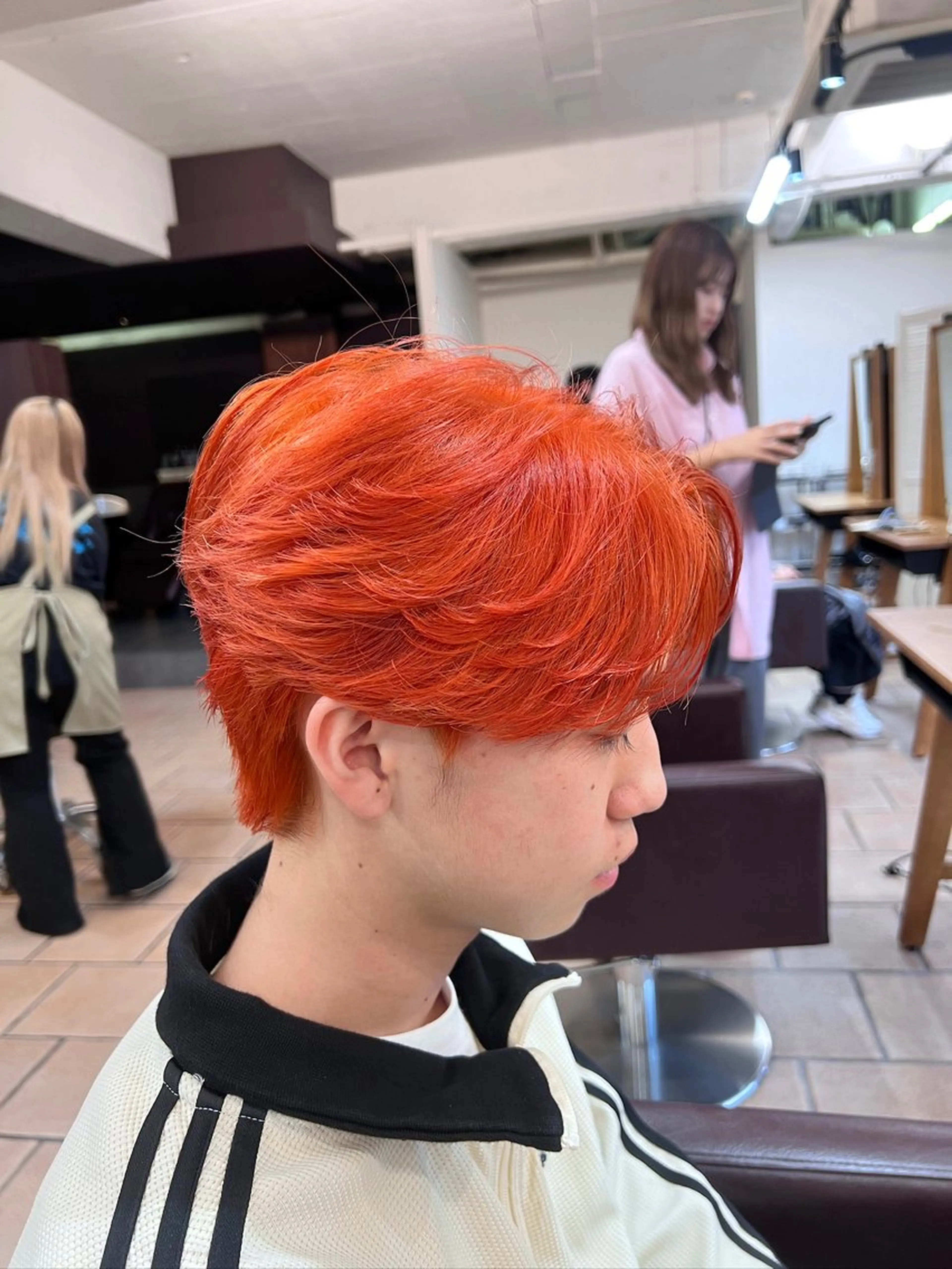 ミディアム パーマ メンズ メンズブリーチ センターパート ニュアンスパーマ カット ヘアカラー メンズカットパーマ ✂️ JOYAのヘアスタイル