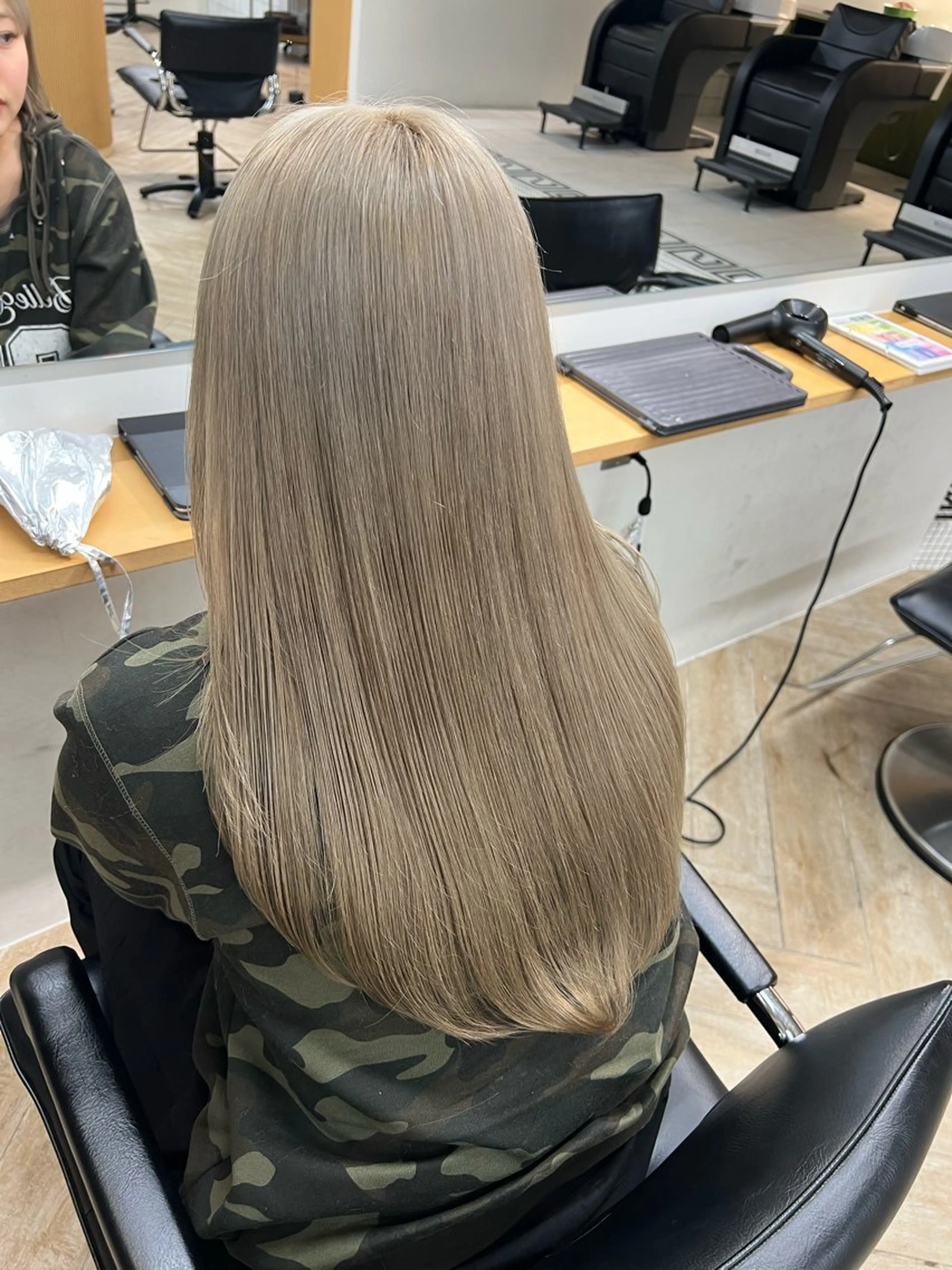 ロング カラー ブリーチ ヘアカラー トリートメント ベージュ/髪質改善 新潟/万代/井上佑のヘアスタイル