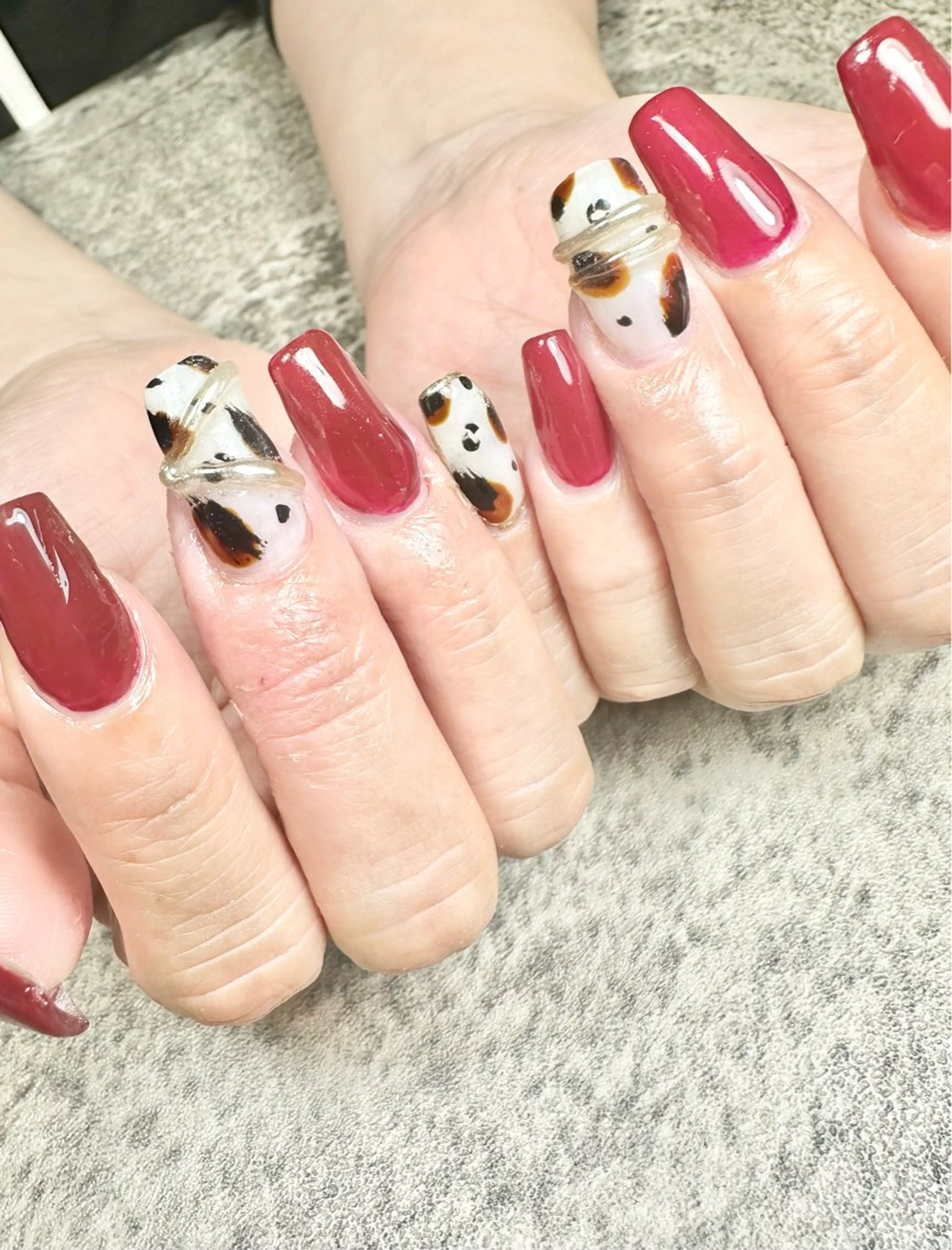 ネイル アニマル柄 ボルドー ニュアンスネイル abuuuuu nailsのネイルデザイン